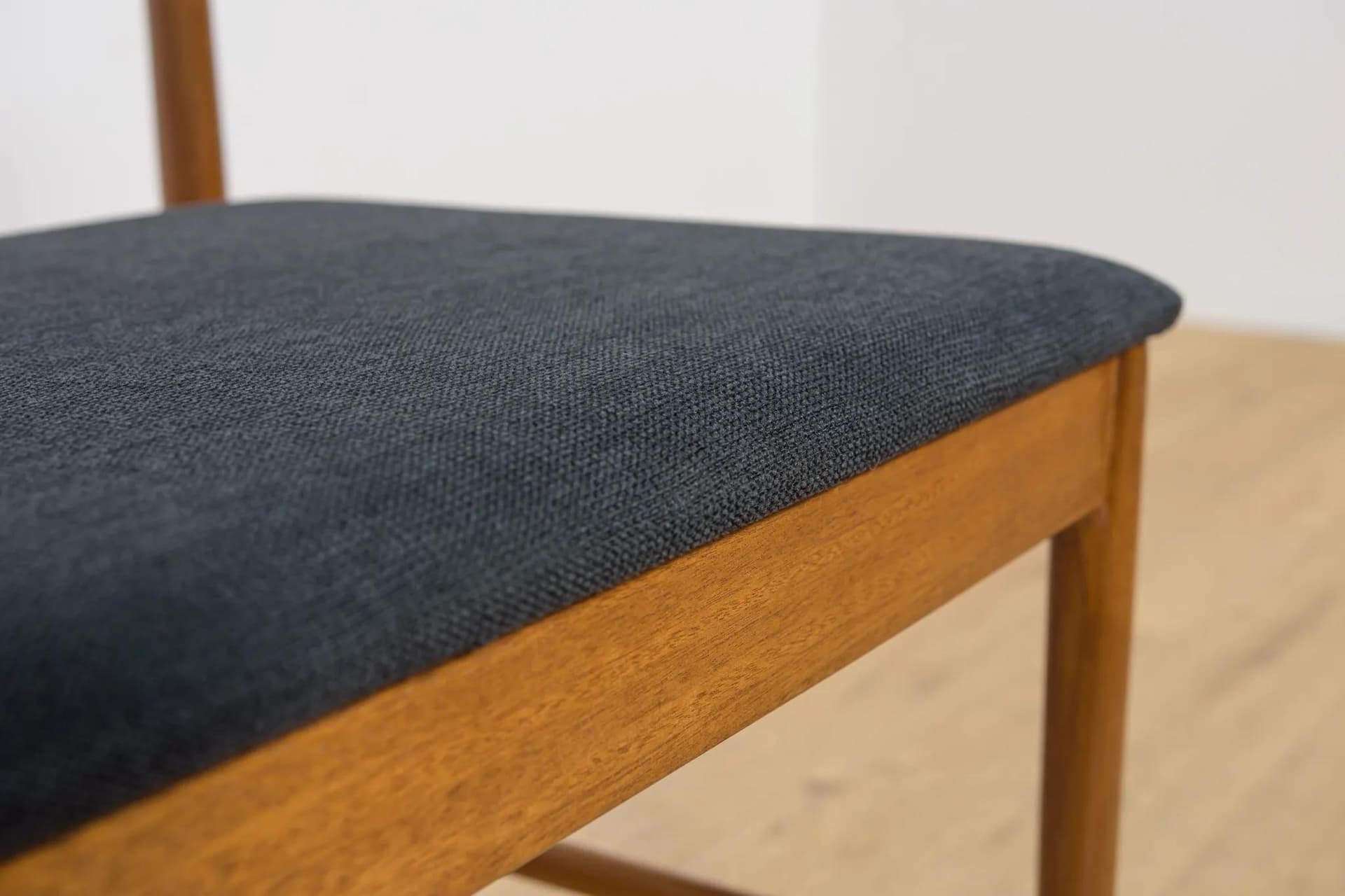 Komplet sześciu krzeseł Model 9513, drewno teak brązowy, tkanina czarna, proj. T. Robertson, dla McIntosh, Wielka Brytania, lata 70. - 70250