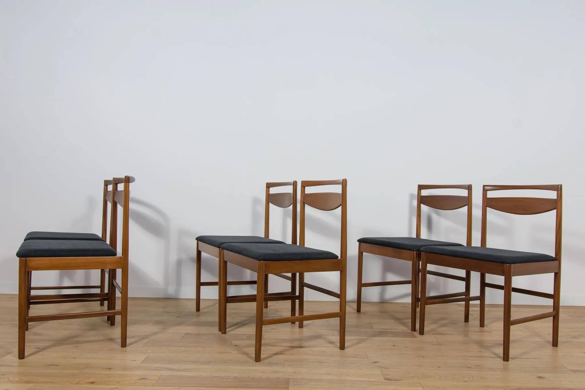 Komplet sześciu krzeseł Model 9513, drewno teak brązowy, tkanina czarna, proj. T. Robertson, dla McIntosh, Wielka Brytania, lata 70. - 70251