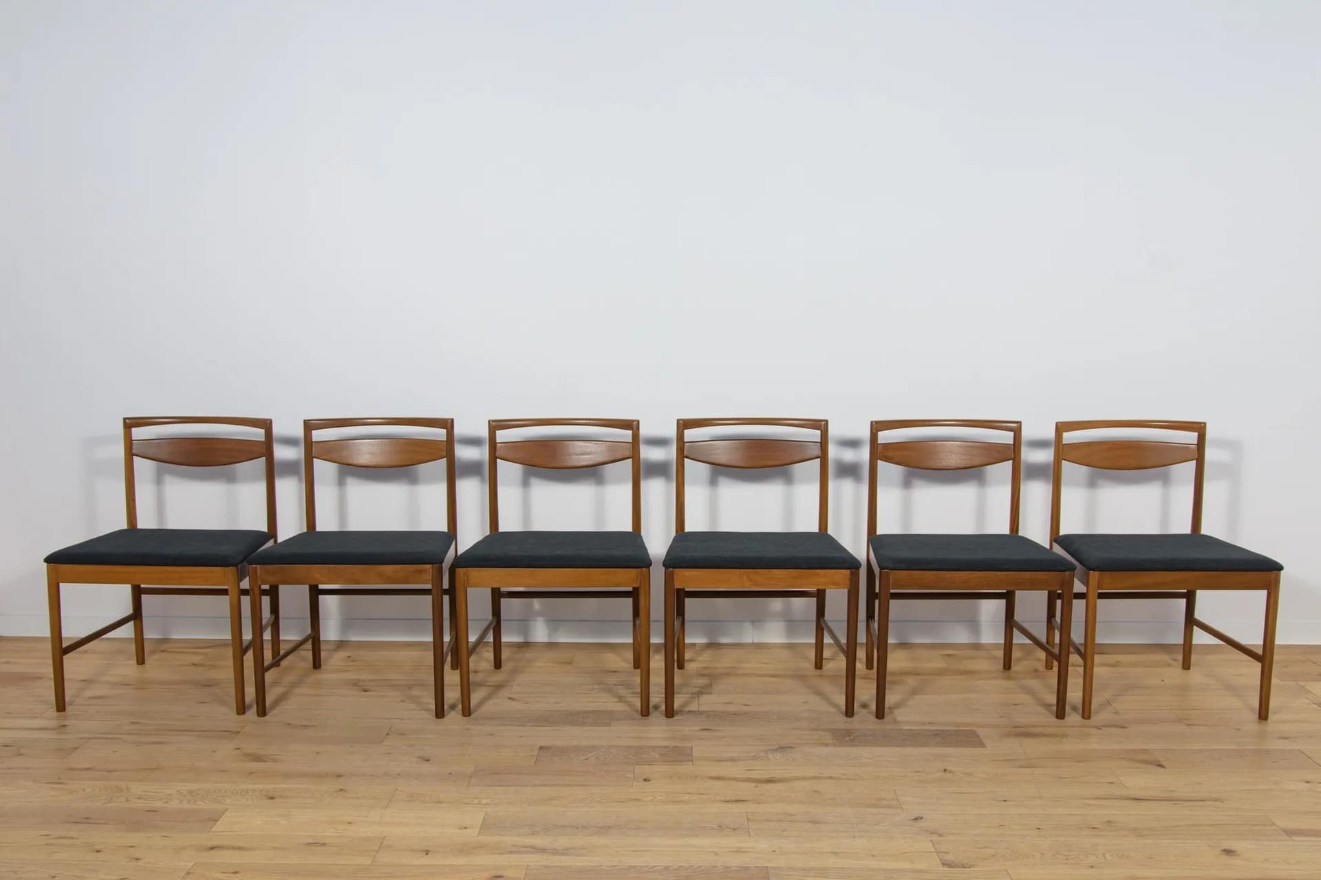 Komplet sześciu krzeseł Model 9513, drewno teak brązowy, tkanina czarna, proj. T. Robertson, dla McIntosh, Wielka Brytania, lata 70. - 70245