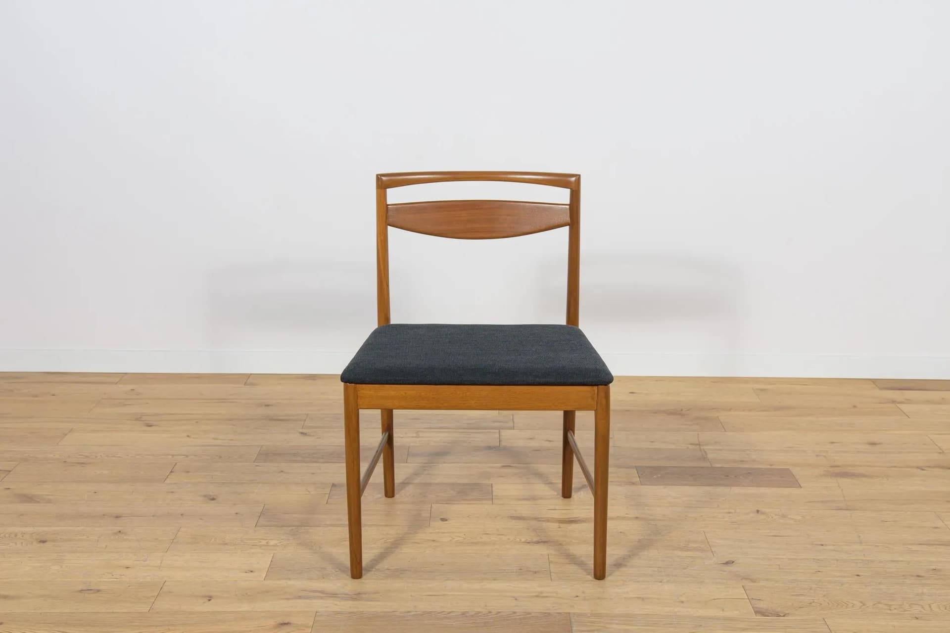 Komplet sześciu krzeseł Model 9513, drewno teak brązowy, tkanina czarna, proj. T. Robertson, dla McIntosh, Wielka Brytania, lata 70. - 70253