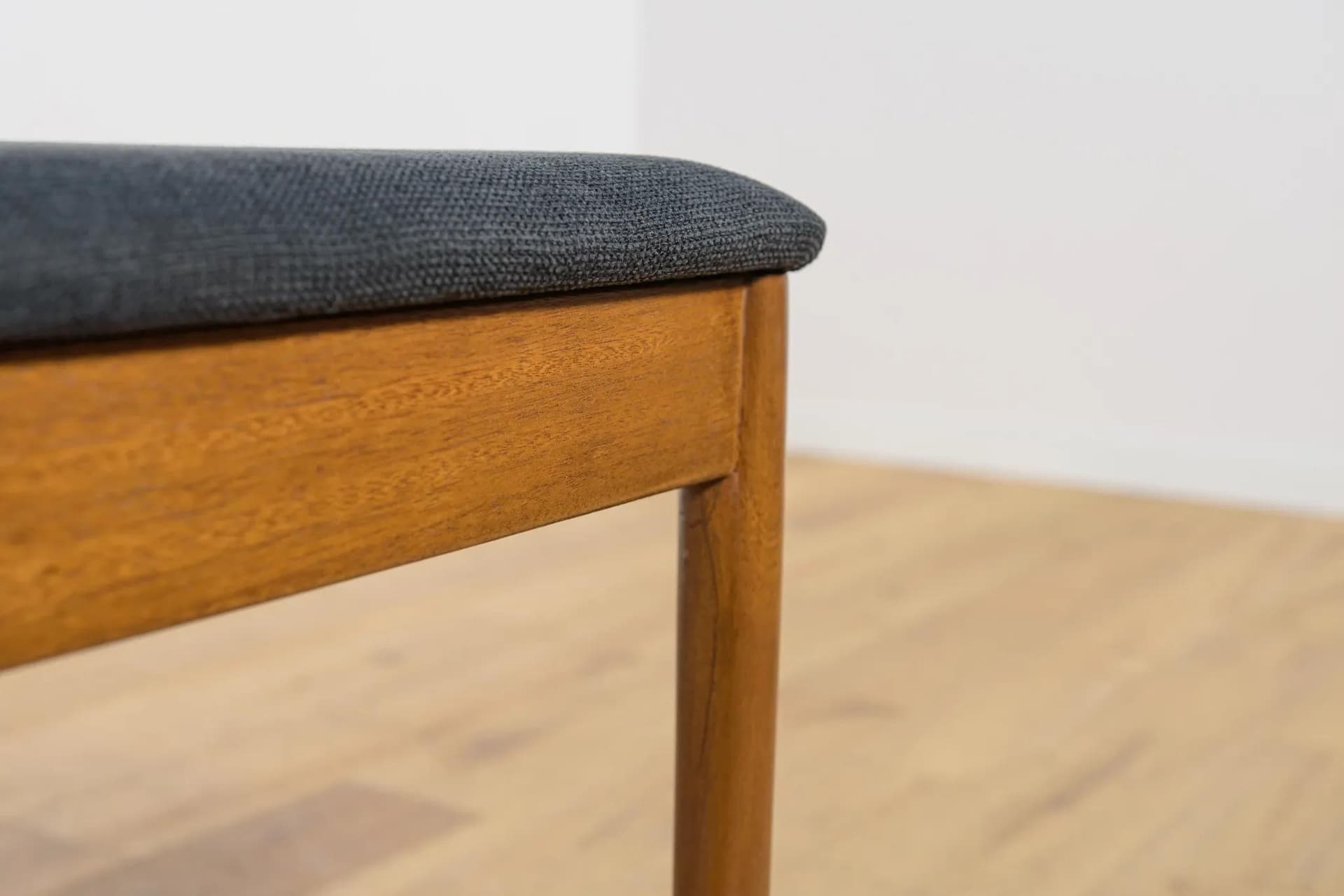 Komplet sześciu krzeseł Model 9513, drewno teak brązowy, tkanina czarna, proj. T. Robertson, dla McIntosh, Wielka Brytania, lata 70. - 70249