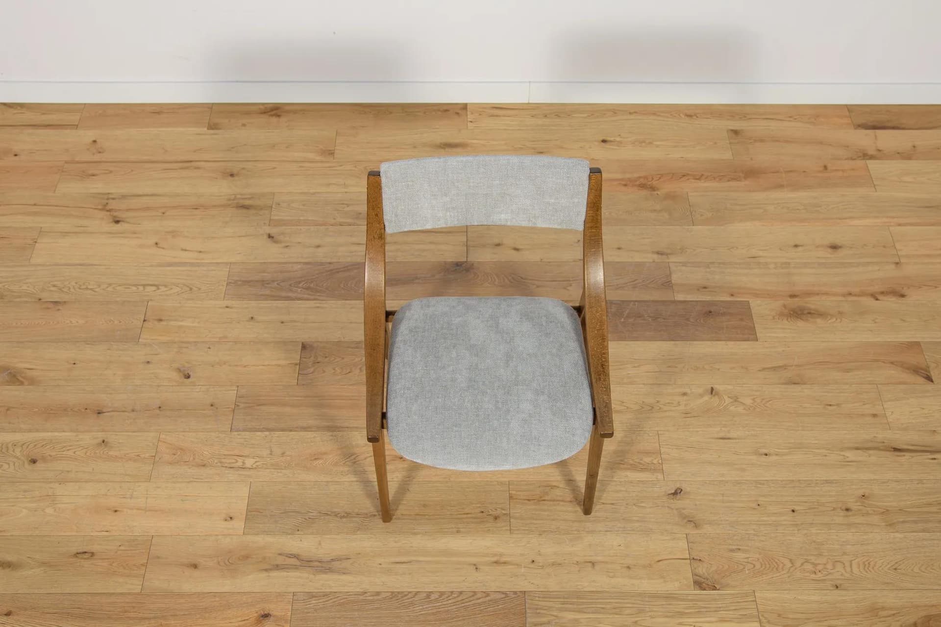 Komplet czterech krzeseł Skoczek, orzech, tkanina szara, proj. J. Kędziorek, Zamojska Fabryka Mebli, Polska, lata 70. - 70207