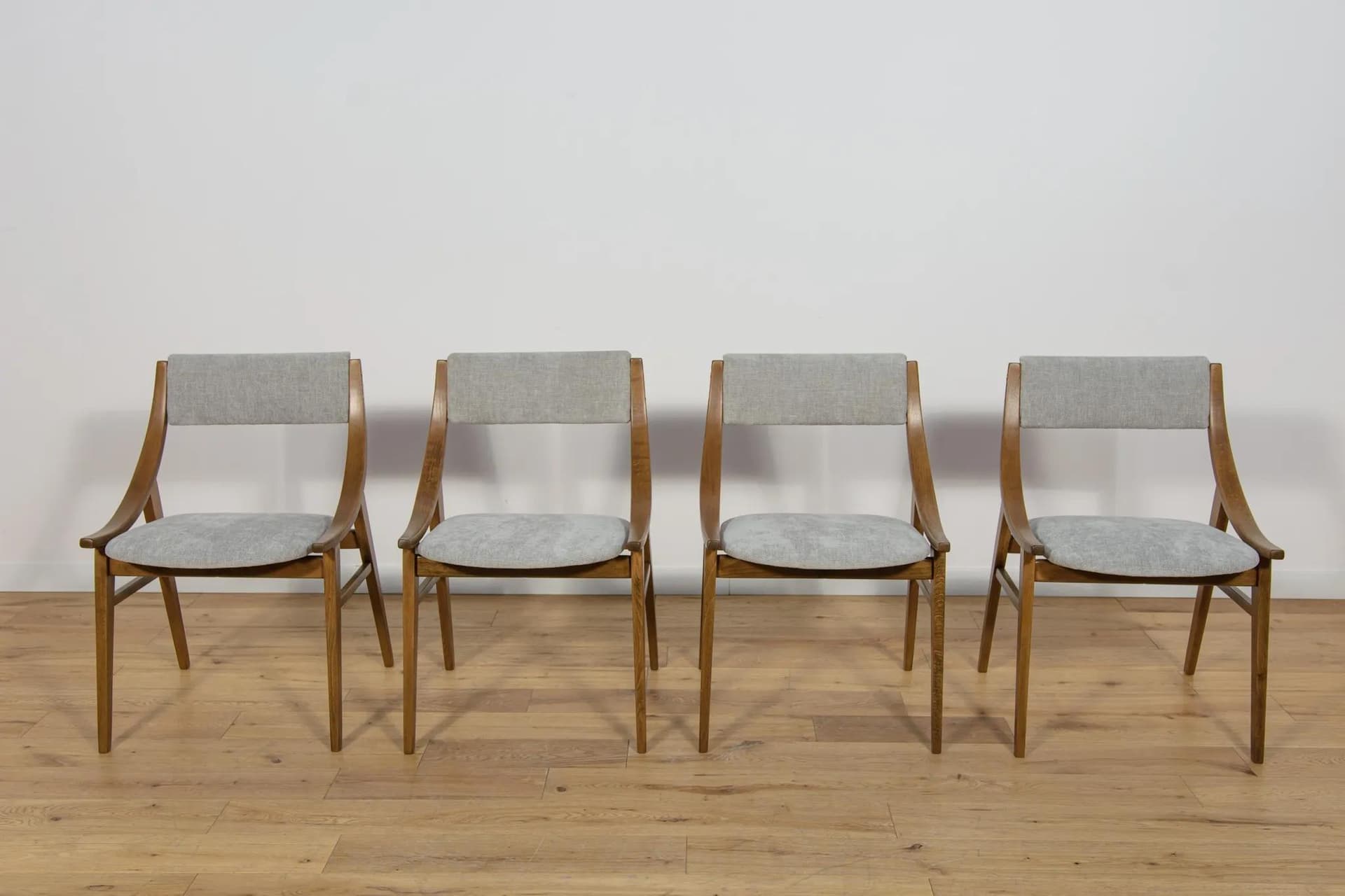 Komplet czterech krzeseł Skoczek, orzech, tkanina szara, proj. J. Kędziorek, Zamojska Fabryka Mebli, Polska, lata 70. - 70199