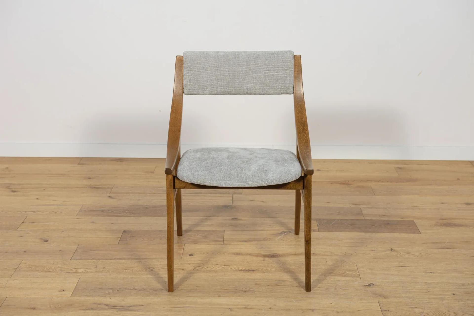 Komplet czterech krzeseł Skoczek, orzech, tkanina szara, proj. J. Kędziorek, Zamojska Fabryka Mebli, Polska, lata 70. - 70205