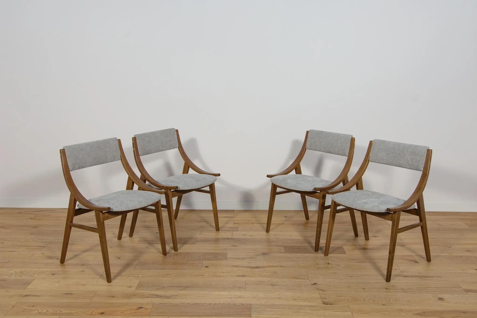 Komplet czterech krzeseł Skoczek, orzech, tkanina szara, proj. J. Kędziorek, Zamojska Fabryka Mebli, Polska, lata 70. - 70203