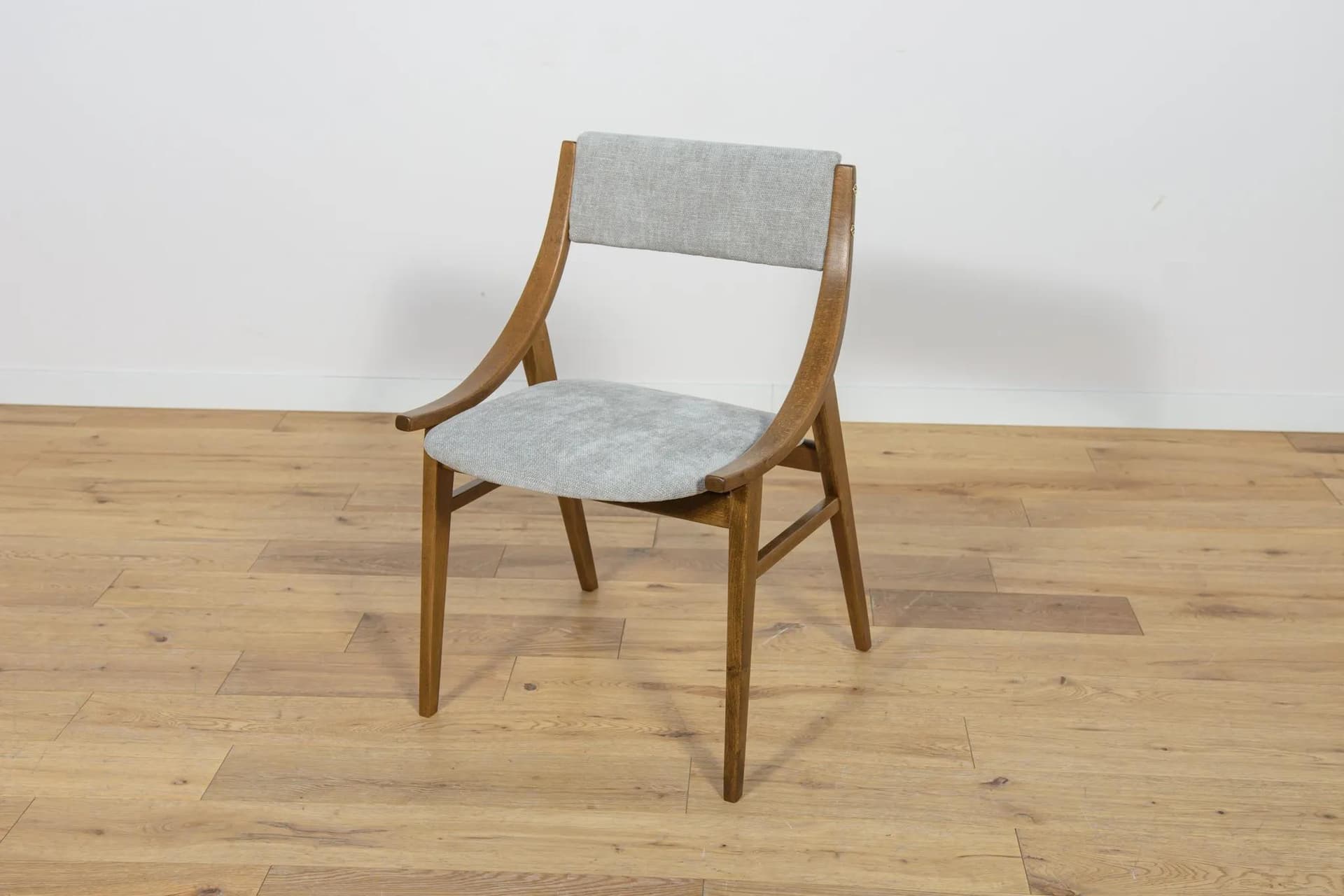 Komplet czterech krzeseł Skoczek, orzech, tkanina szara, proj. J. Kędziorek, Zamojska Fabryka Mebli, Polska, lata 70. - 70204