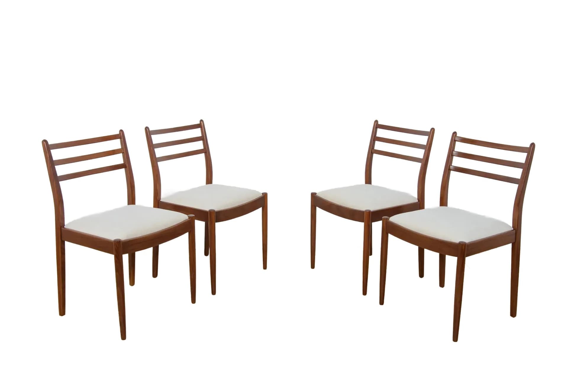 Komplet czterech krzeseł, teak brązowy jasny, tapicerka kremowa, proj. V. Wilkins, G-Plan, Wielka Brytania, lata 60.