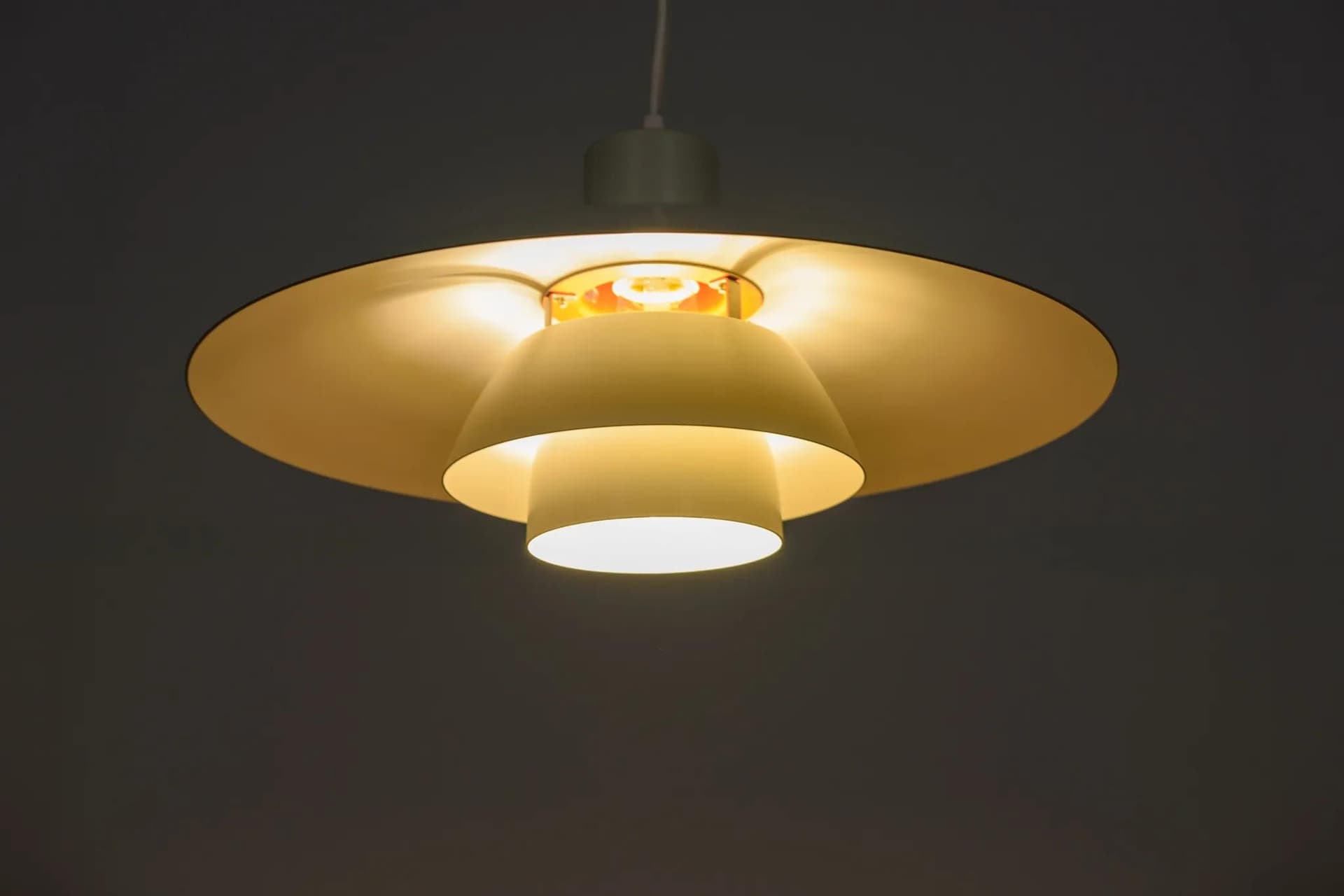 Lampa wisząca PH 4/3, aluminium ivory white, proj. P. Henningsen, Louis Poulsen, Dania, lata 60. - 70096