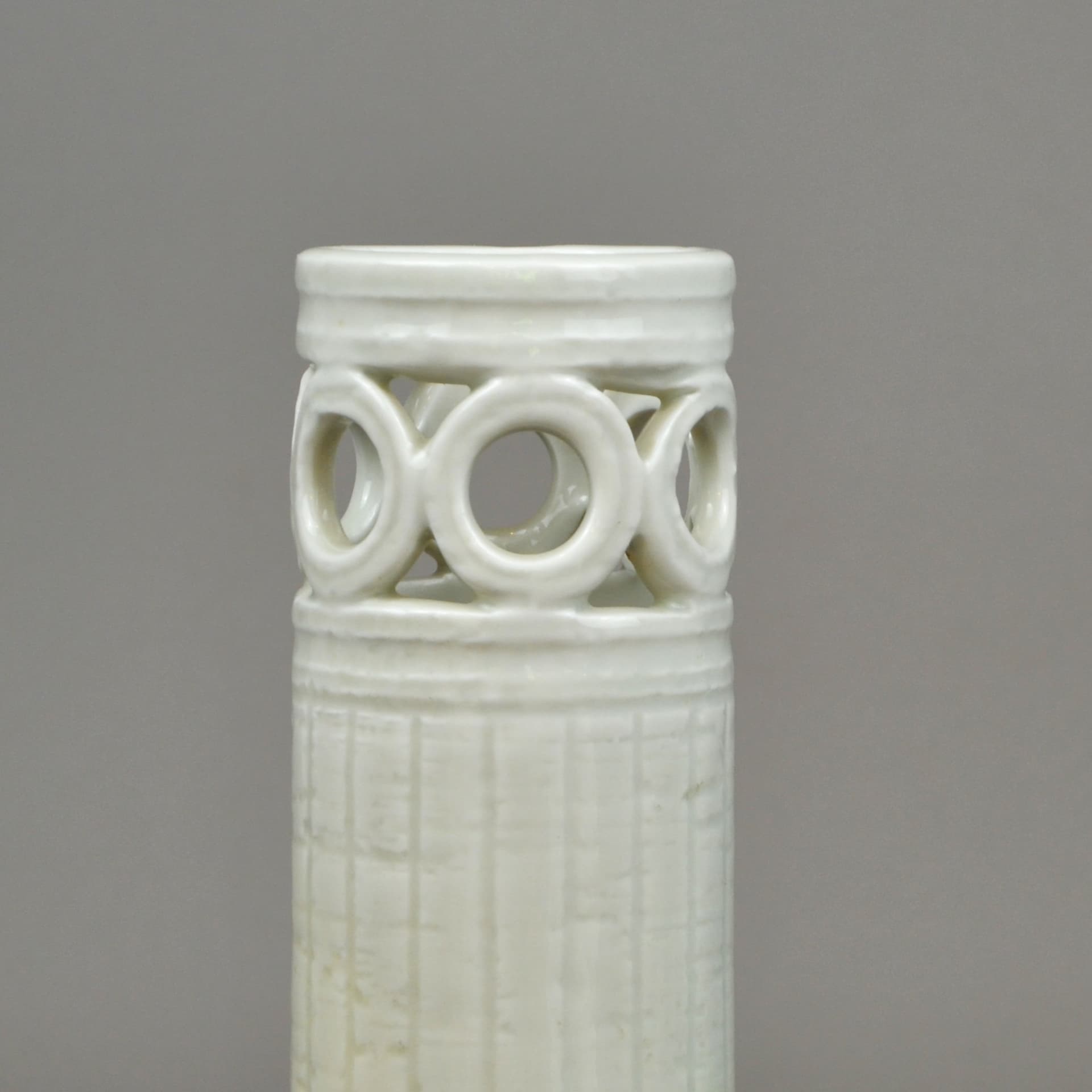 Wazon Olimpia, ceramika biała, proj. G. Nylund, Rörstrand, Szwecja, lata 40. - 516