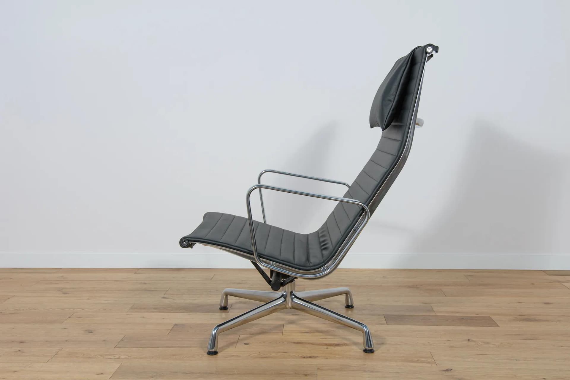 Fotel wypoczynkowy i podnóżek EA124 & EA125, skóra czarna, aluminium, proj. C. & R. Eames, Vitra, Niemcy, lata 80. - 70071