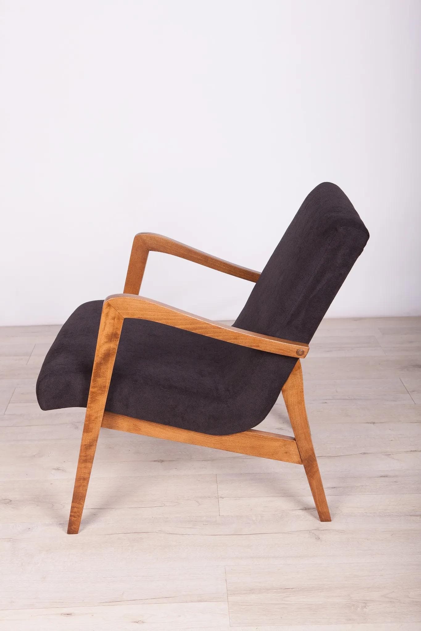 Para foteli typ 300-138, buk, tkanina czarna, Bystrzyckie Fabryki Mebli, Polska, lata 60. - 69904