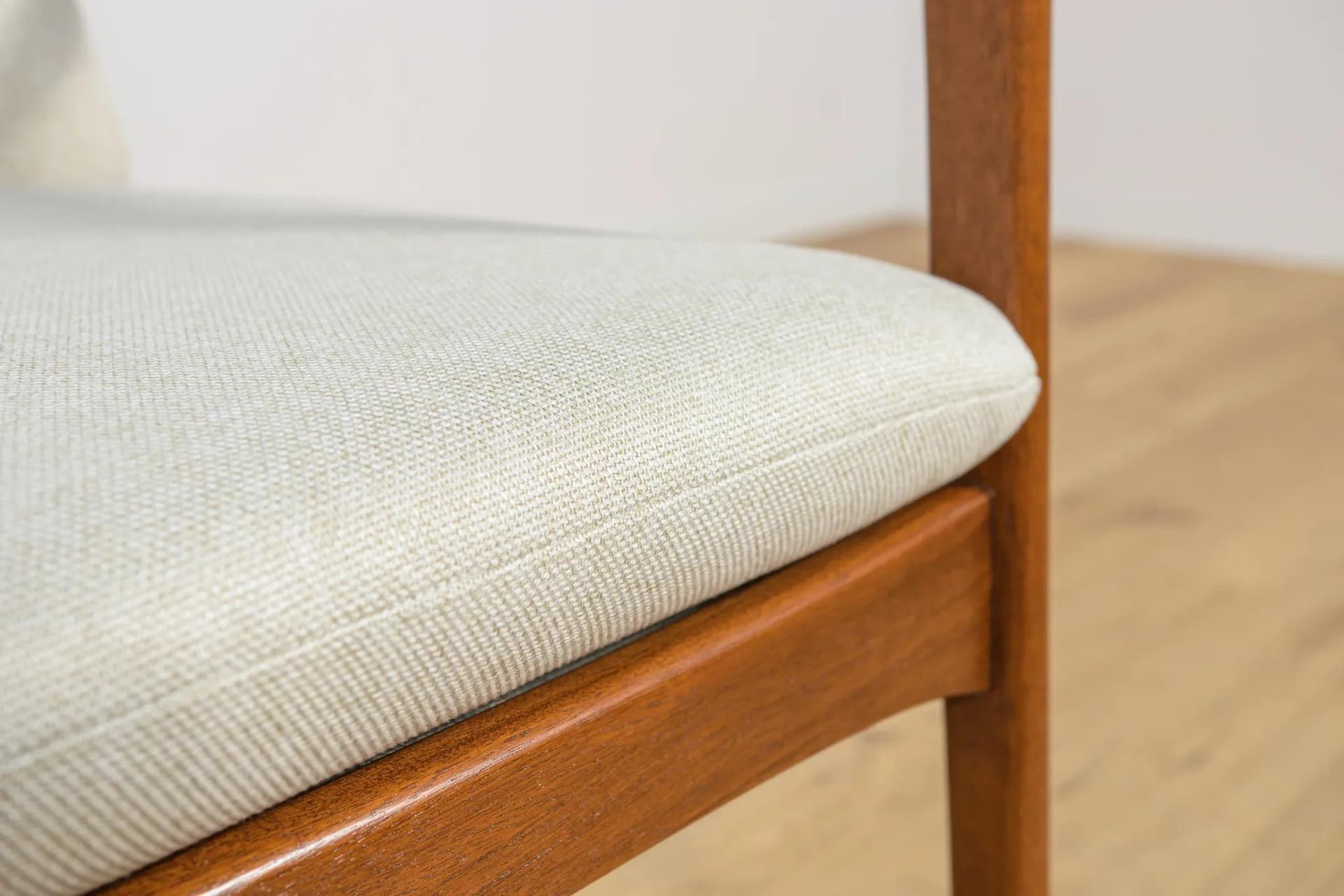 Fotel PJ112, mahoń ciemny, tkanina beżowa, proj. O. Wanscher, Poul Jeppesens Møbelfabrik, Dania, lata 60. - 69843