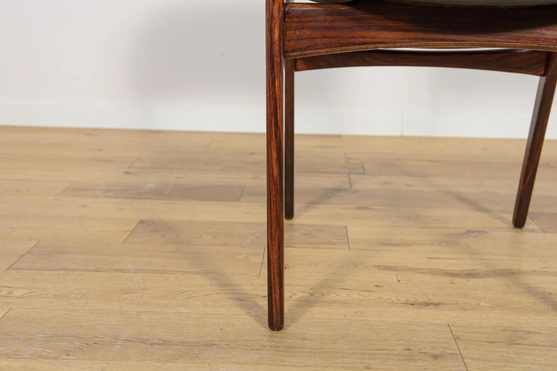 Komplet czterech krzeseł model 49, palisander ciemny, skóra czarna, proj. E. Buch, Dania, lata 60. - 69792