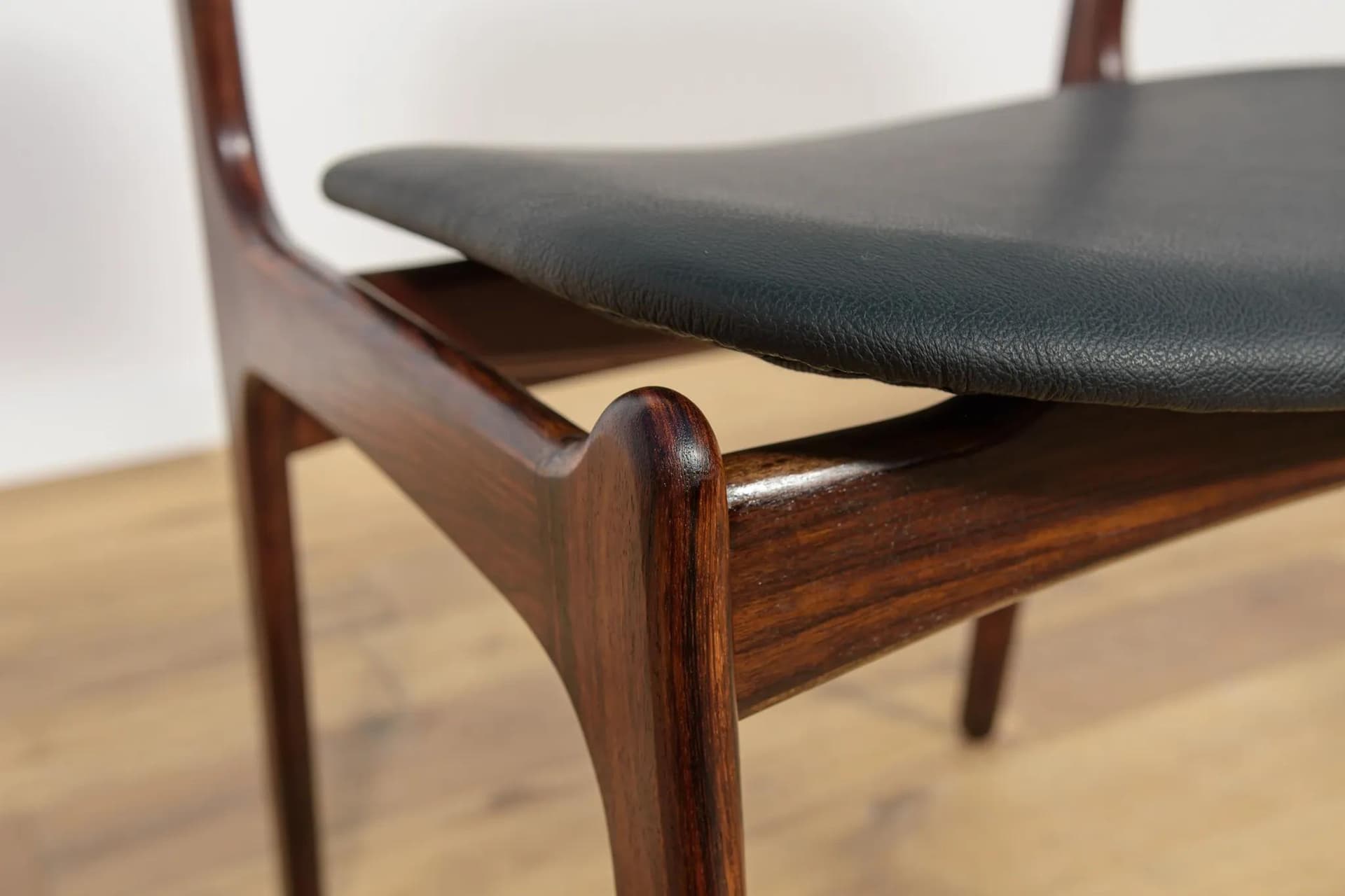 Komplet czterech krzeseł model 49, palisander ciemny, skóra czarna, proj. E. Buch, Dania, lata 60. - 69788