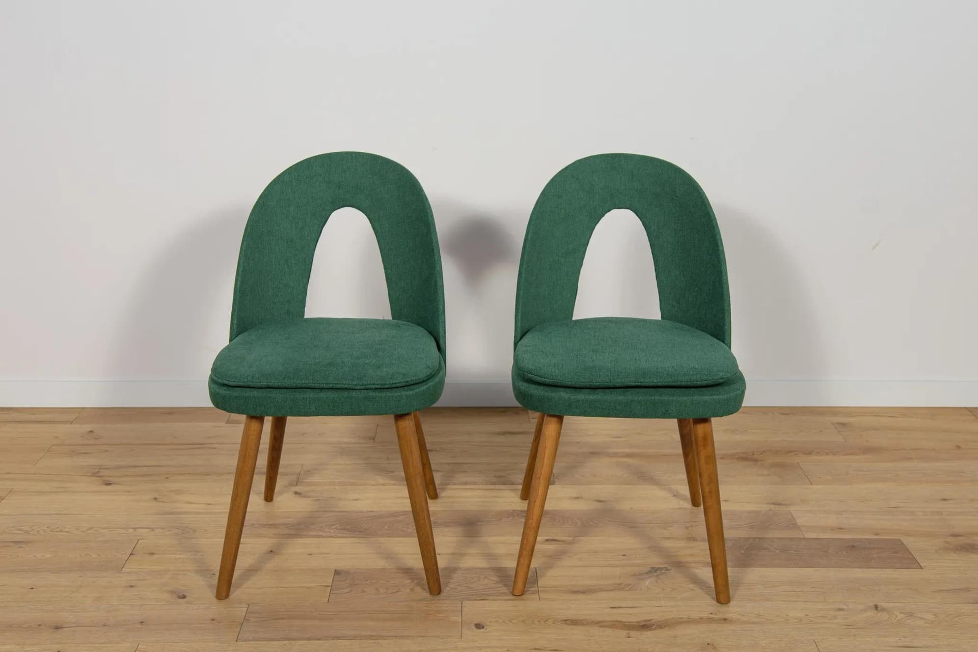 Komplet dwóch krzeseł, butelkowa zieleń, drewno, proj. A. Suman, Czechy, lata 60. - 69774