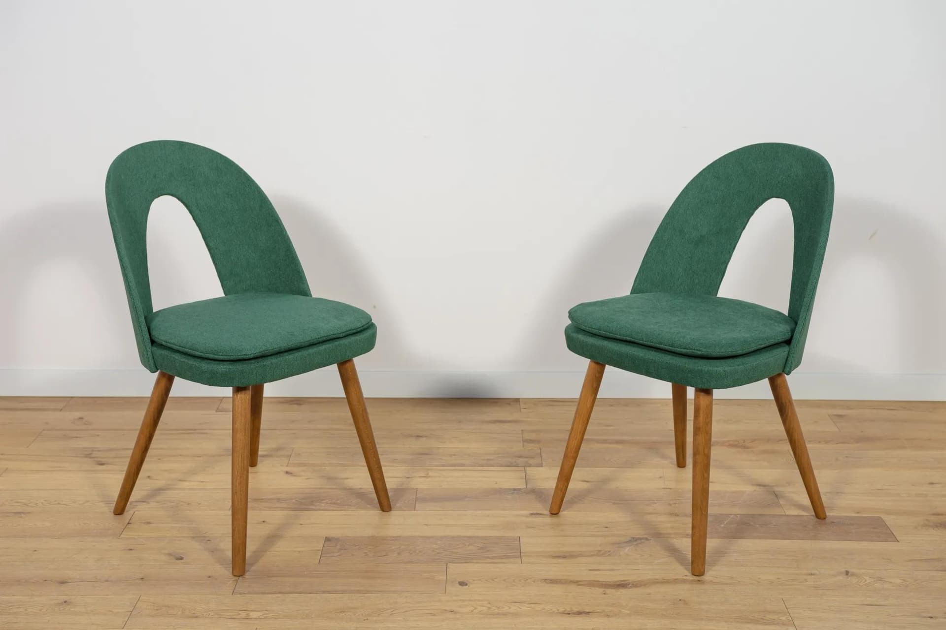 Komplet dwóch krzeseł, butelkowa zieleń, drewno, proj. A. Suman, Czechy, lata 60. - 69776