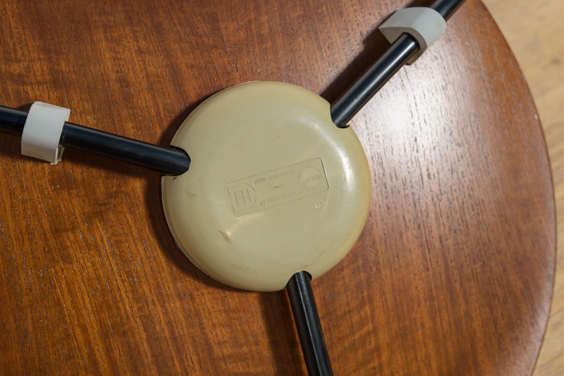 Krzesło Ant Model 3101, sklejka brązowa, metal czarny, proj. A. Jacobsen, Fritz Hansen, Dania, lata 70. - 222509