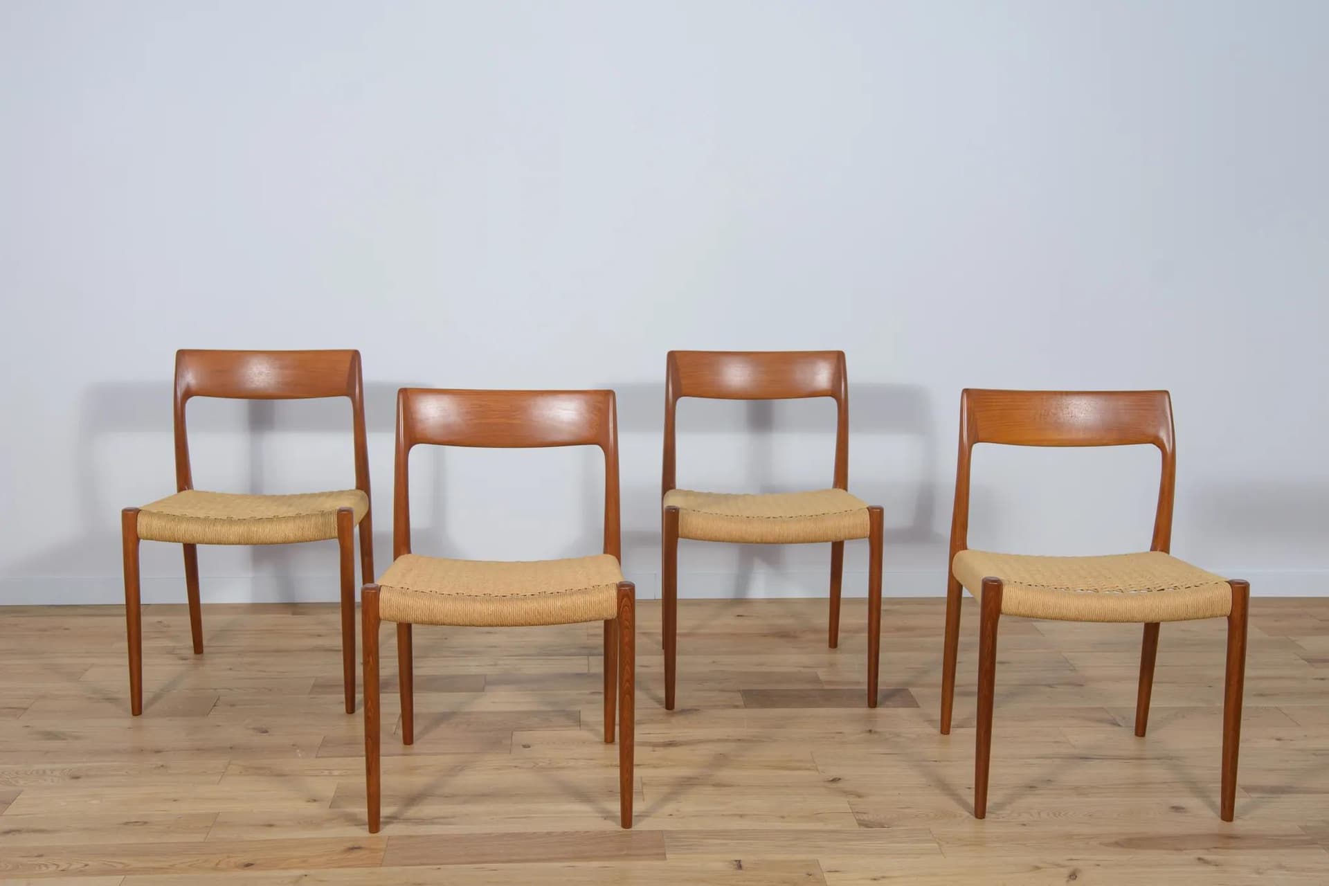 Komplet czterech krzeseł Model 77, teak jasnobrązowy, proj. N. O. Møller, Dania, lata 50. - 72880