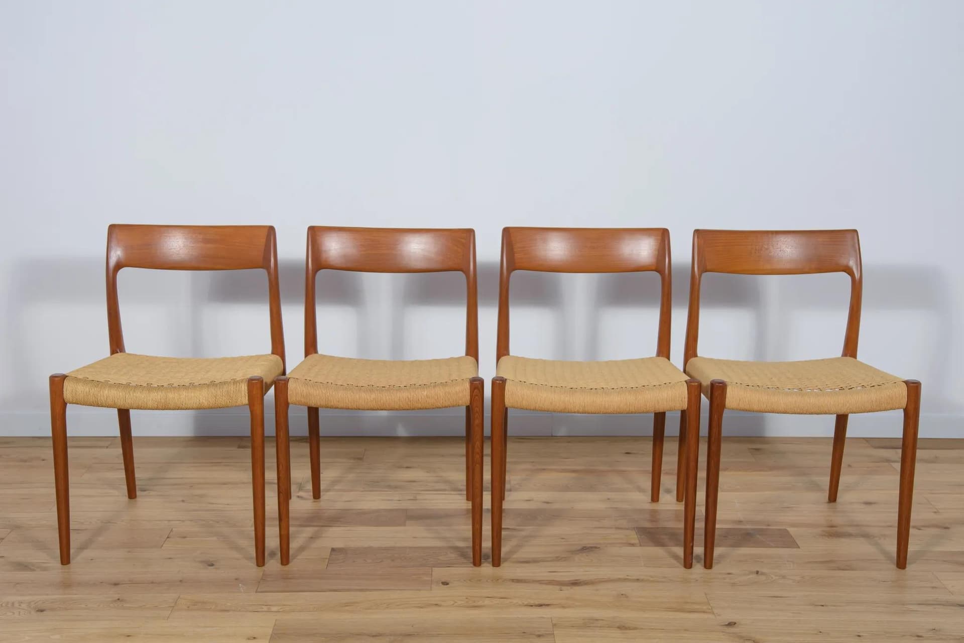 Komplet czterech krzeseł Model 77, teak jasnobrązowy, proj. N. O. Møller, Dania, lata 50. - 72879