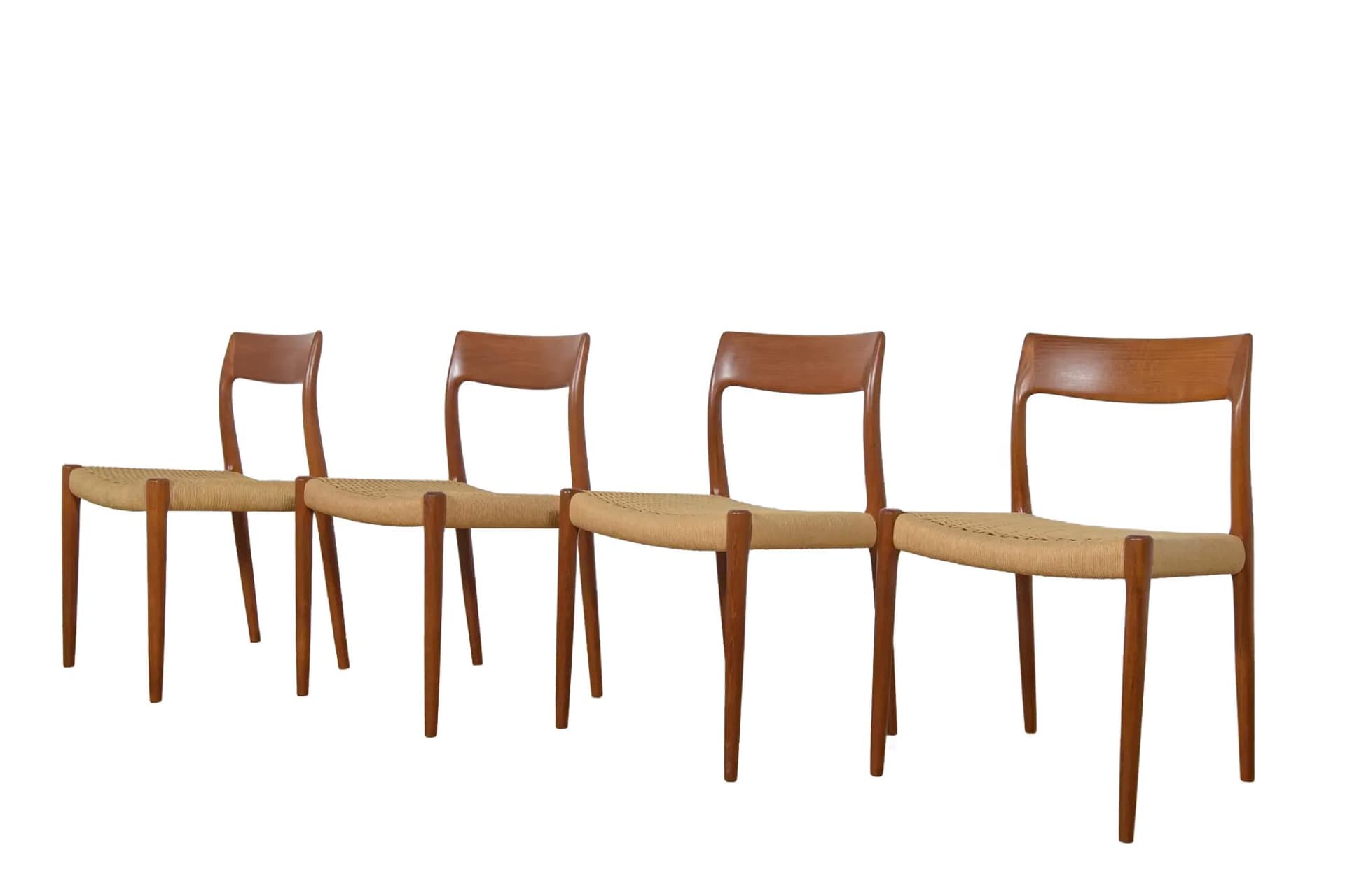 Komplet czterech krzeseł Model 77, teak jasnobrązowy, proj. N. O. Møller, Dania, lata 50.