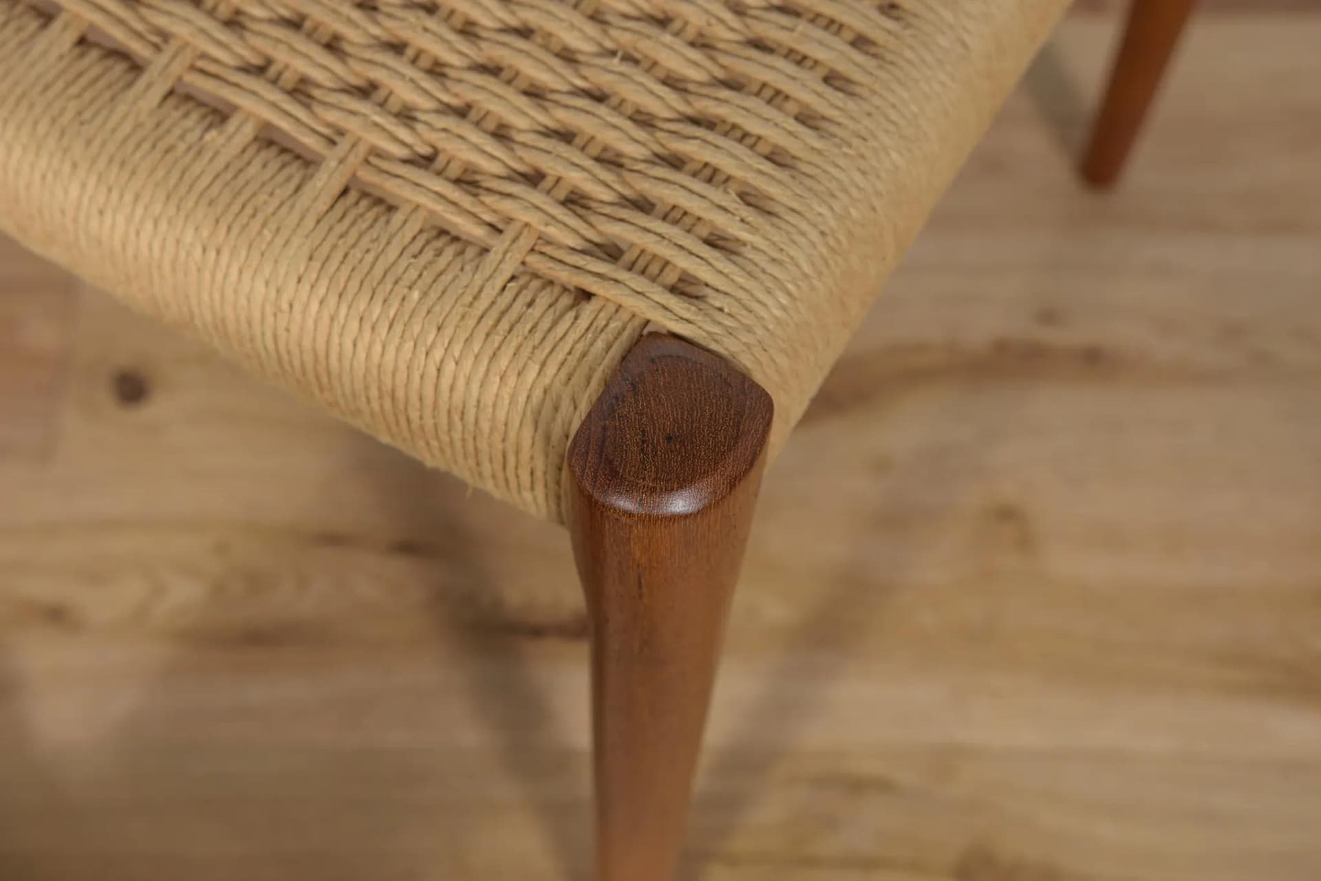 Komplet czterech krzeseł Model 77, teak jasnobrązowy, proj. N. O. Møller, Dania, lata 50. - 72876