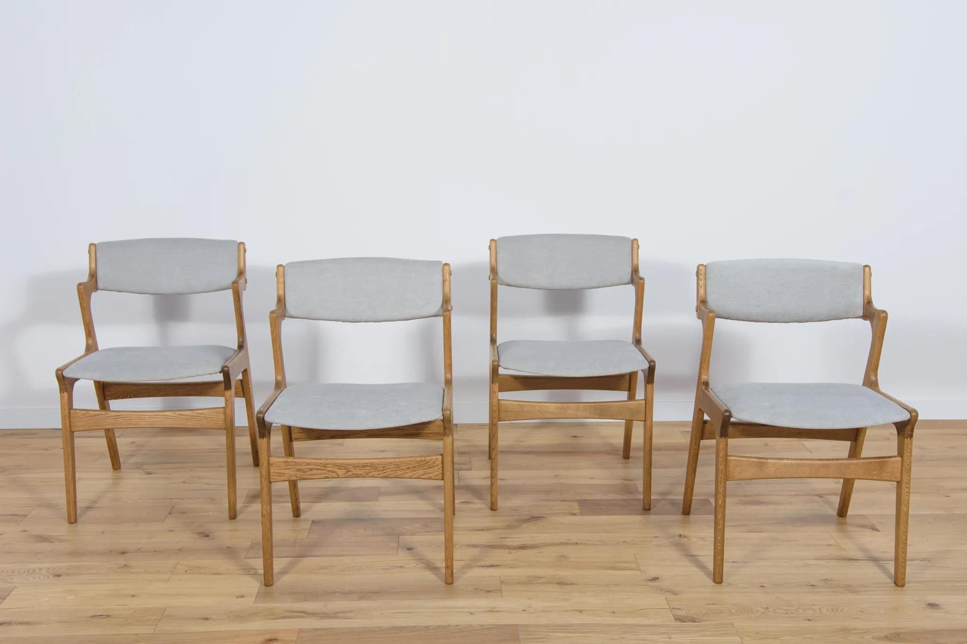 Komplet czterech krzeseł, dąb brązowy, wełna szara, Nova Mobler, Dania, lata 60. - 72627