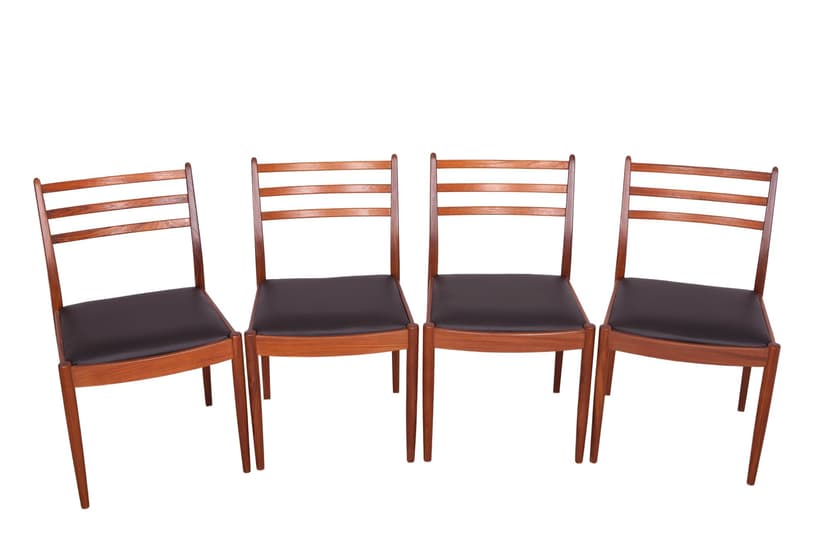 Komplet czterech krzeseł, teak brązowy, skóra czarna, proj. V. Wilkins, G-Plan, Wielka Brytania, lata 60.