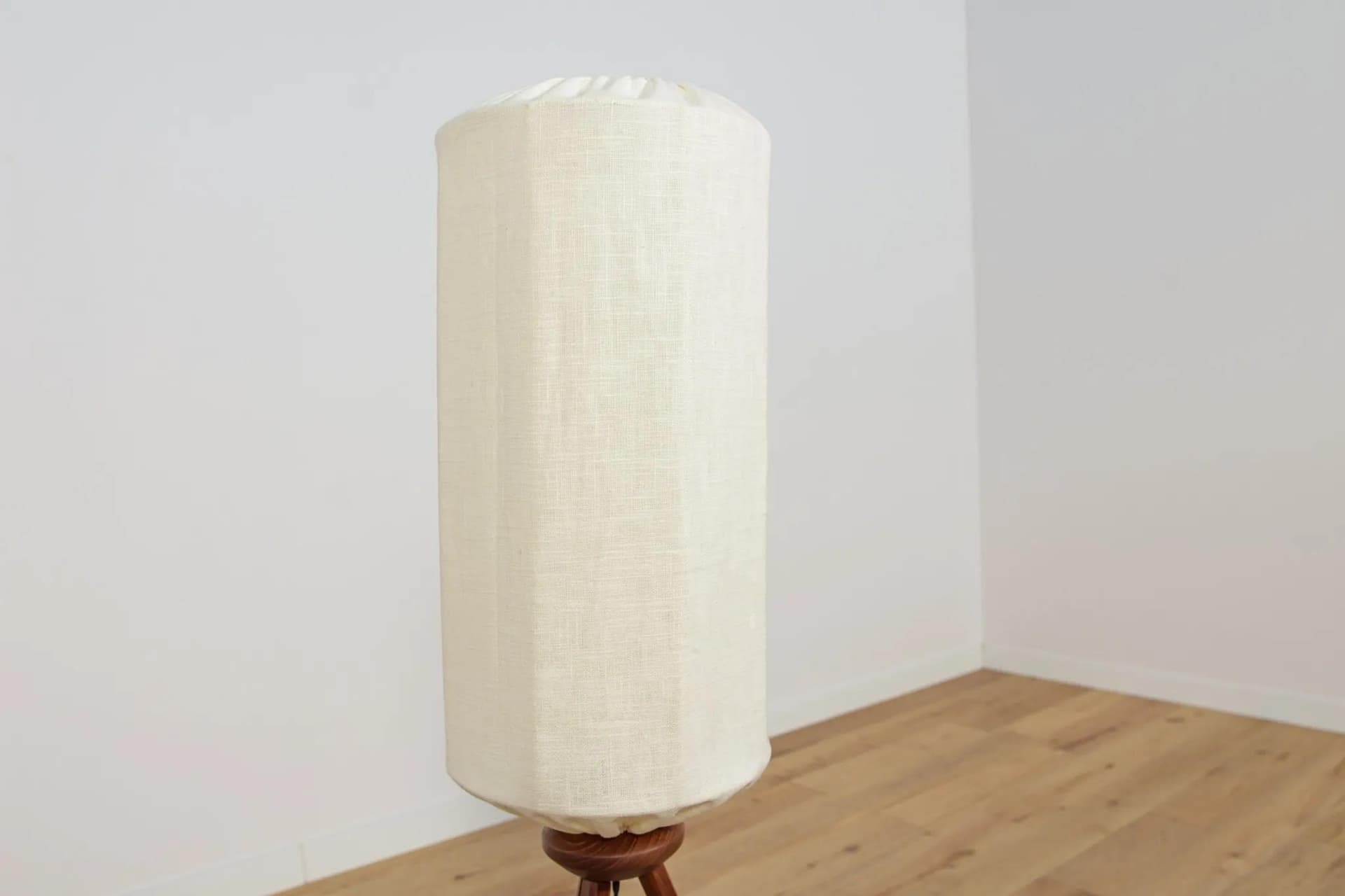 Lampa podłogowa trójnożna, teak jasnobrązowy, Szwecja, lata 70. - 74148