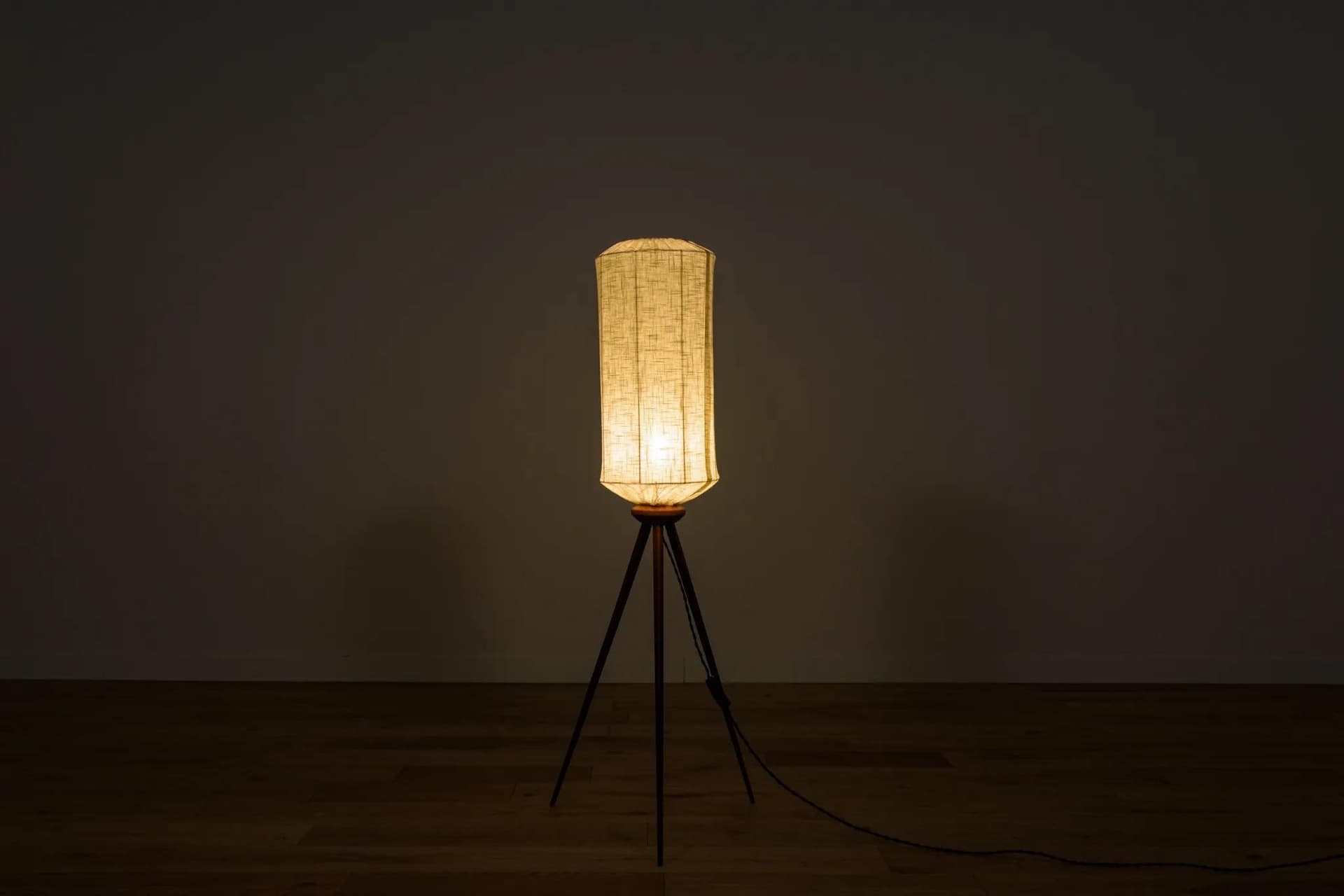 Lampa podłogowa trójnożna, teak jasnobrązowy, Szwecja, lata 70. - 74151