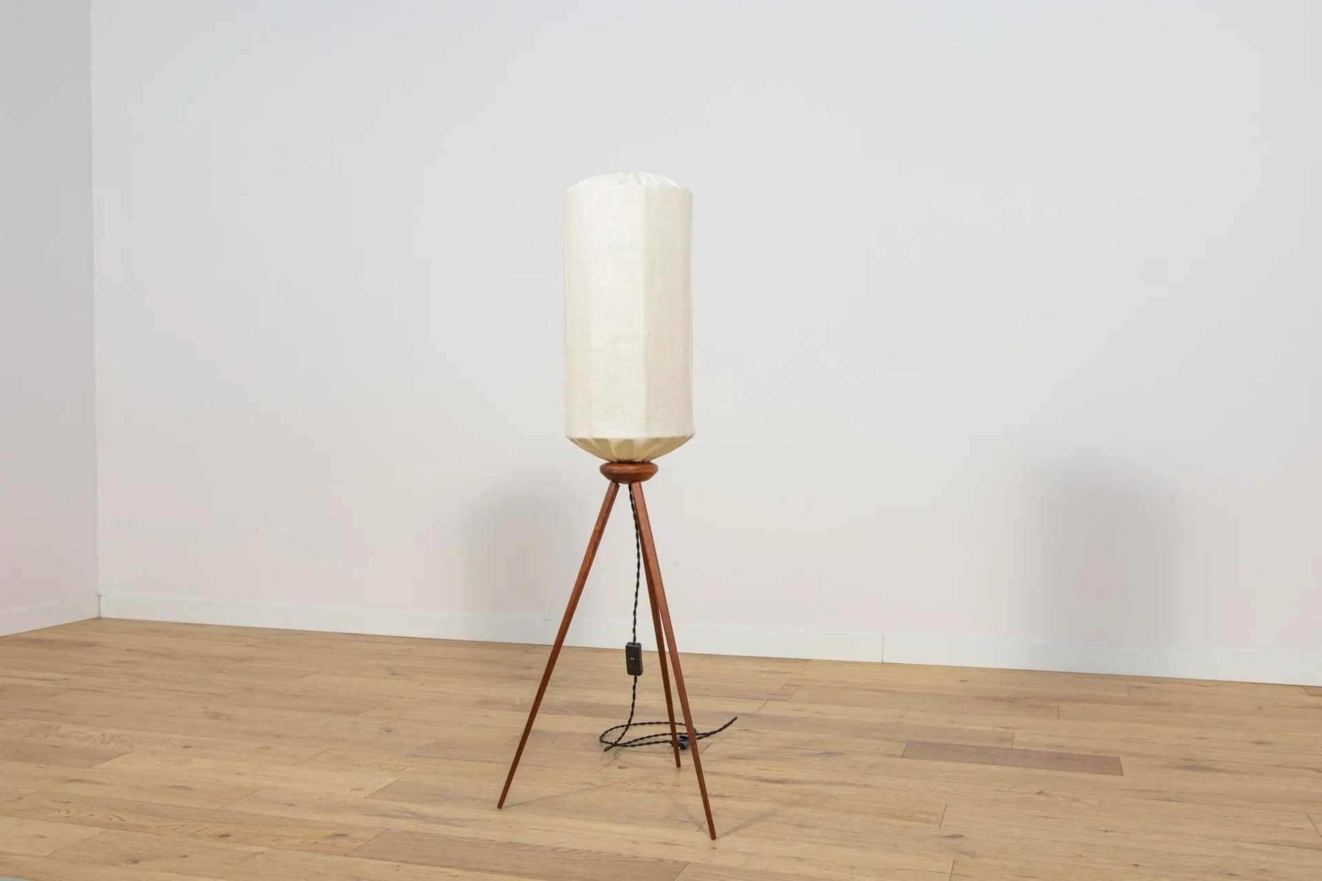 Lampa podłogowa trójnożna, teak jasnobrązowy, Szwecja, lata 70. - 74144