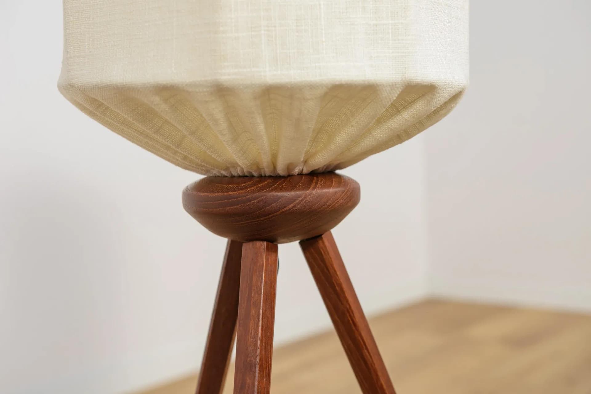 Lampa podłogowa trójnożna, teak jasnobrązowy, Szwecja, lata 70. - 74147