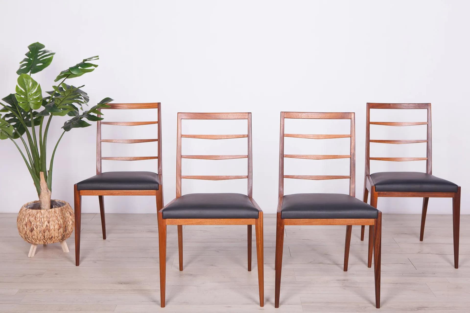 Komplet czterech krzeseł, drewno tekowe brązowe, skóra czarna, McIntosh, Wielka Brytania, lata 60. - 74083