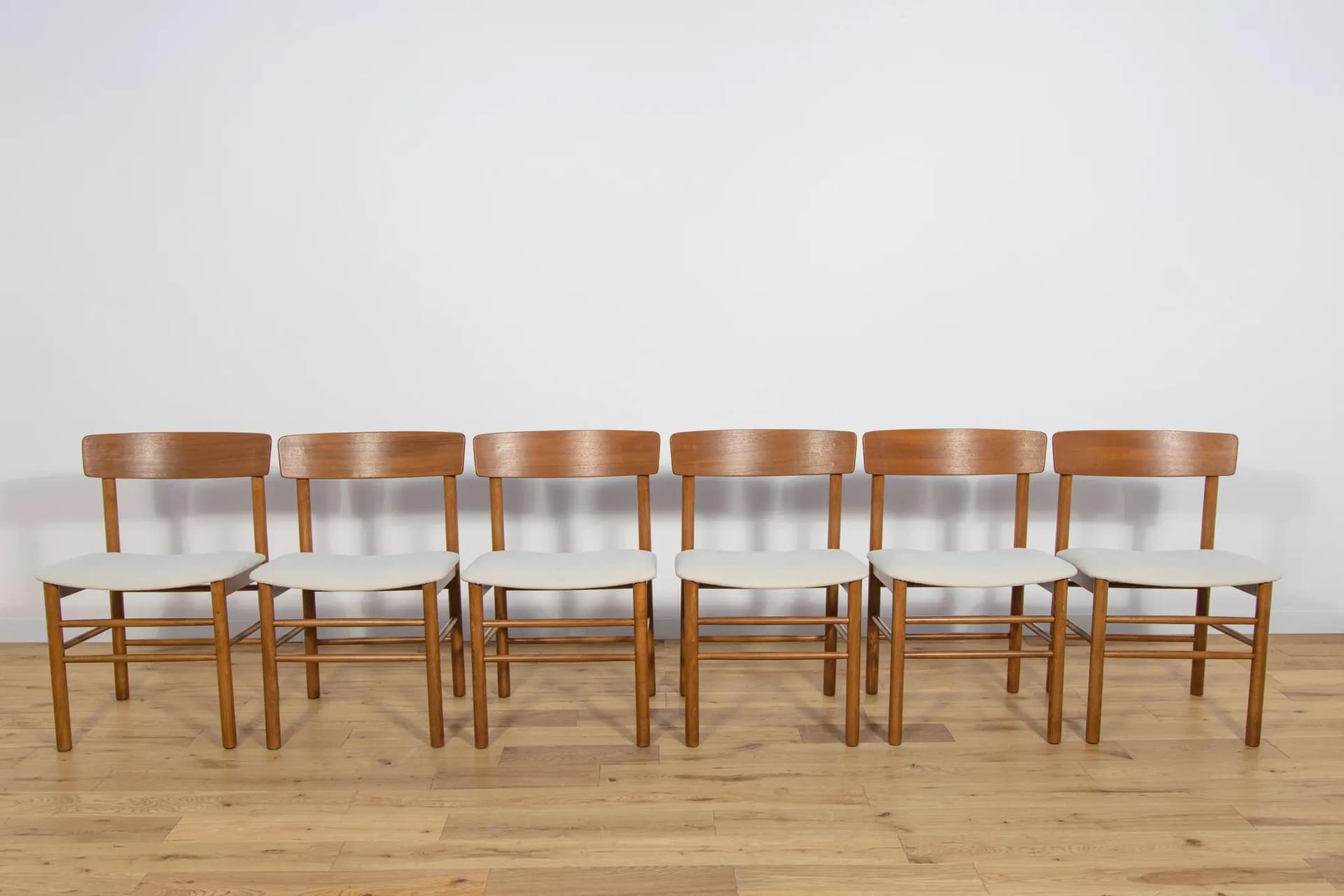 Komplet sześciu krzeseł J39, buk jasnobrązowy, teak jasnobrązowy, tkanina kremowa, proj. B. Mogensen, Dania, lata 50. - 73975