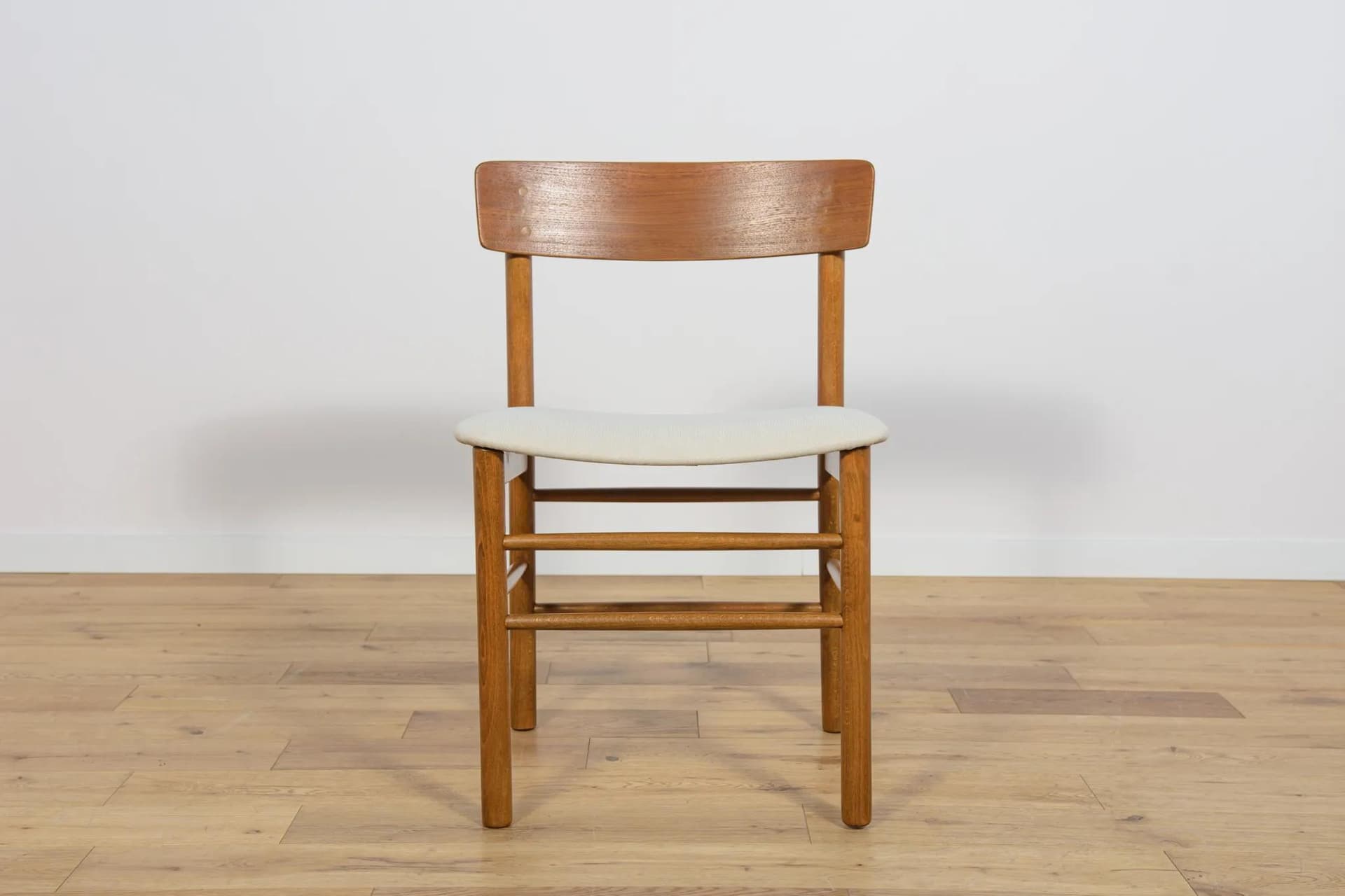 Komplet sześciu krzeseł J39, buk jasnobrązowy, teak jasnobrązowy, tkanina kremowa, proj. B. Mogensen, Dania, lata 50. - 73981