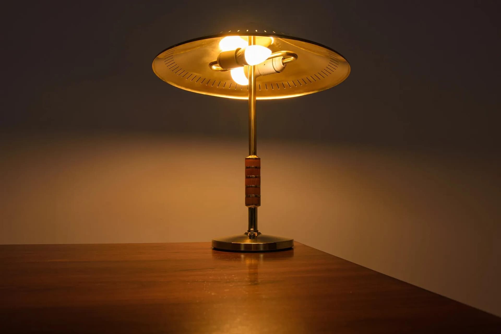 Lampa stołowa, mosiądz złoty, proj. B. Karlby, Lyfa, Dania, lata 50. - 73957
