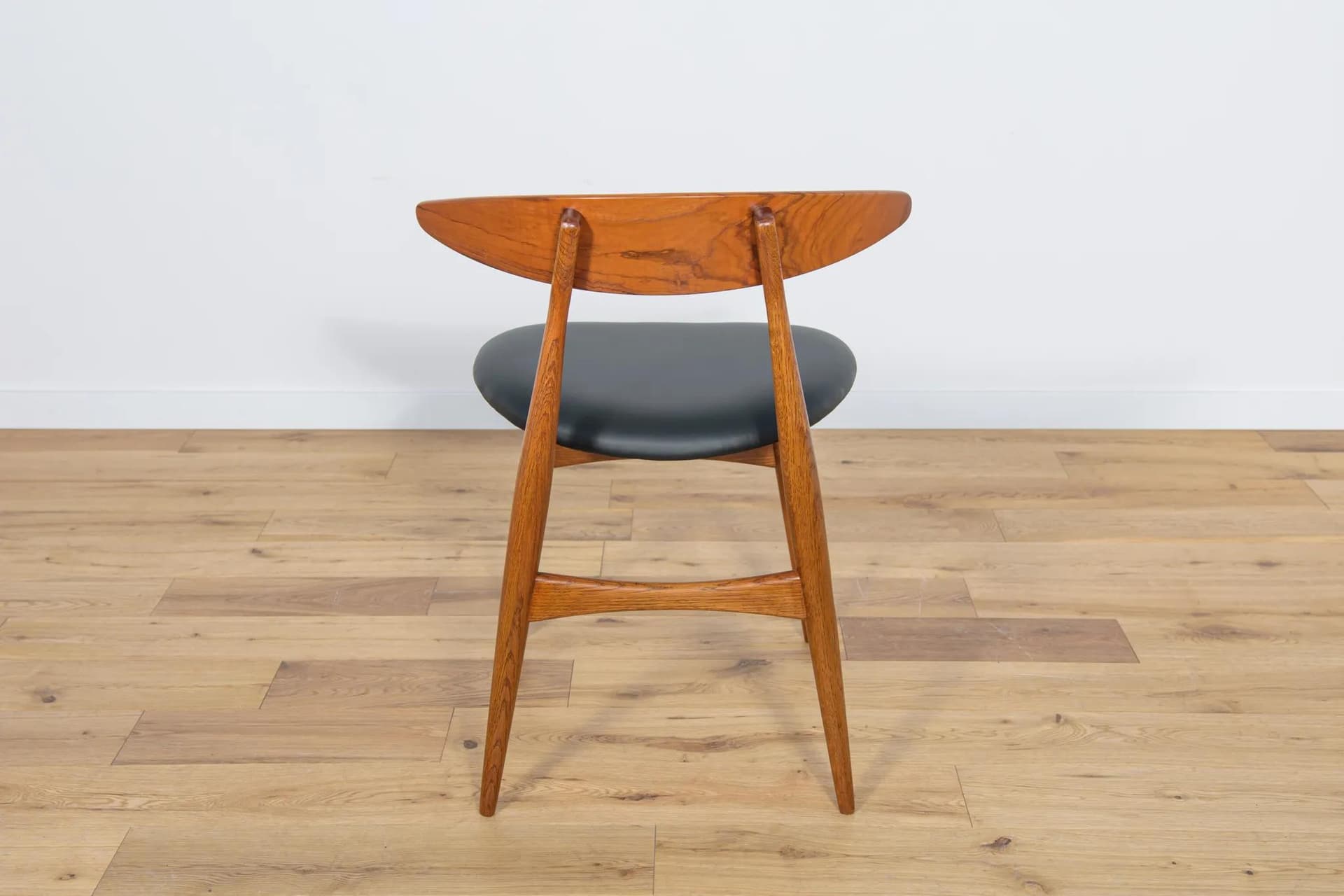 Komplet czterech krzeseł Model CH33, dąb brązowy ciemny, teak brązowy ciemny, skóra naturalna czarna, proj. H. J. Wegner, Carl Hansen & Søn, Dania, lata 60. - 73928