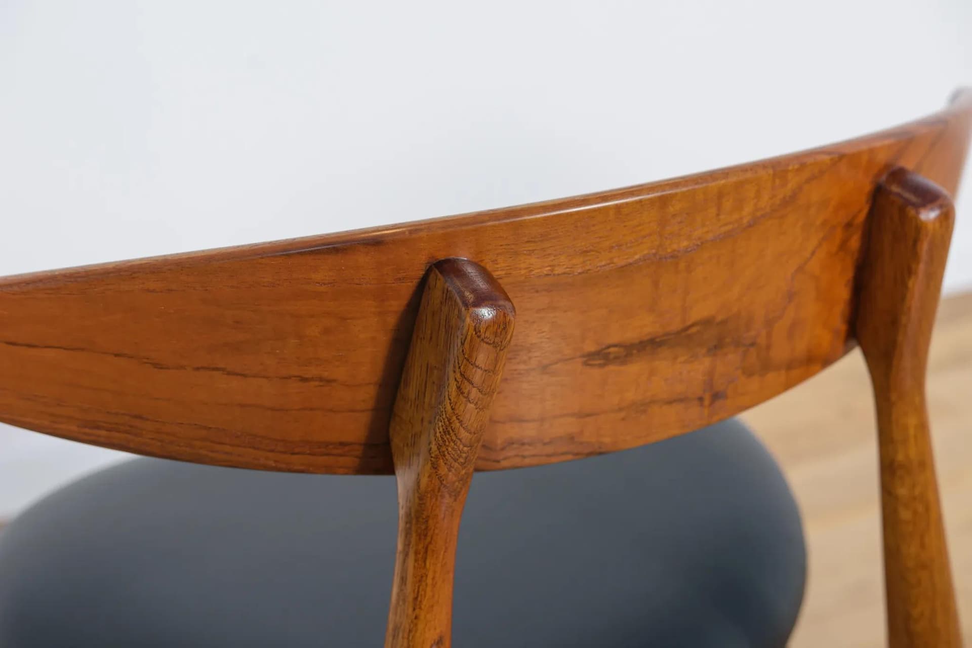 Komplet czterech krzeseł Model CH33, dąb brązowy ciemny, teak brązowy ciemny, skóra naturalna czarna, proj. H. J. Wegner, Carl Hansen & Søn, Dania, lata 60. - 73927