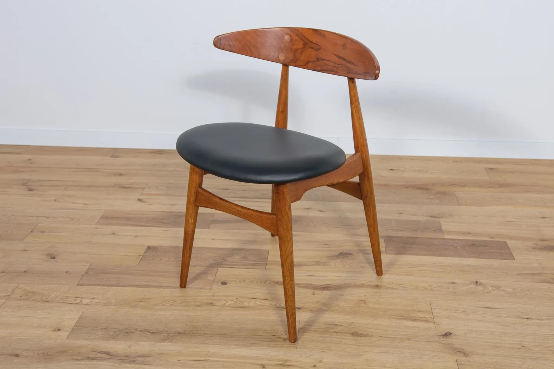 Komplet czterech krzeseł Model CH33, dąb brązowy ciemny, teak brązowy ciemny, skóra naturalna czarna, proj. H. J. Wegner, Carl Hansen & Søn, Dania, lata 60. - 73931