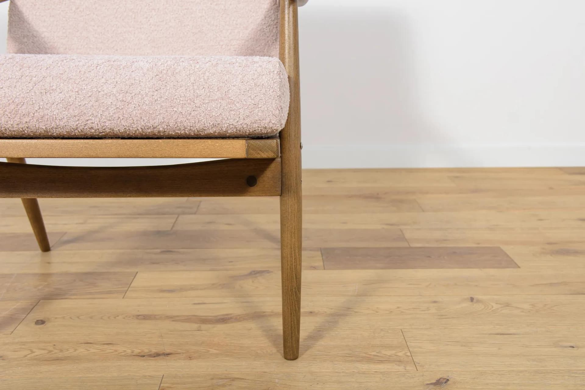 Fotel, buk brązowy, boucle różowy, TON, Czechosłowacja, lata 60. - 73676