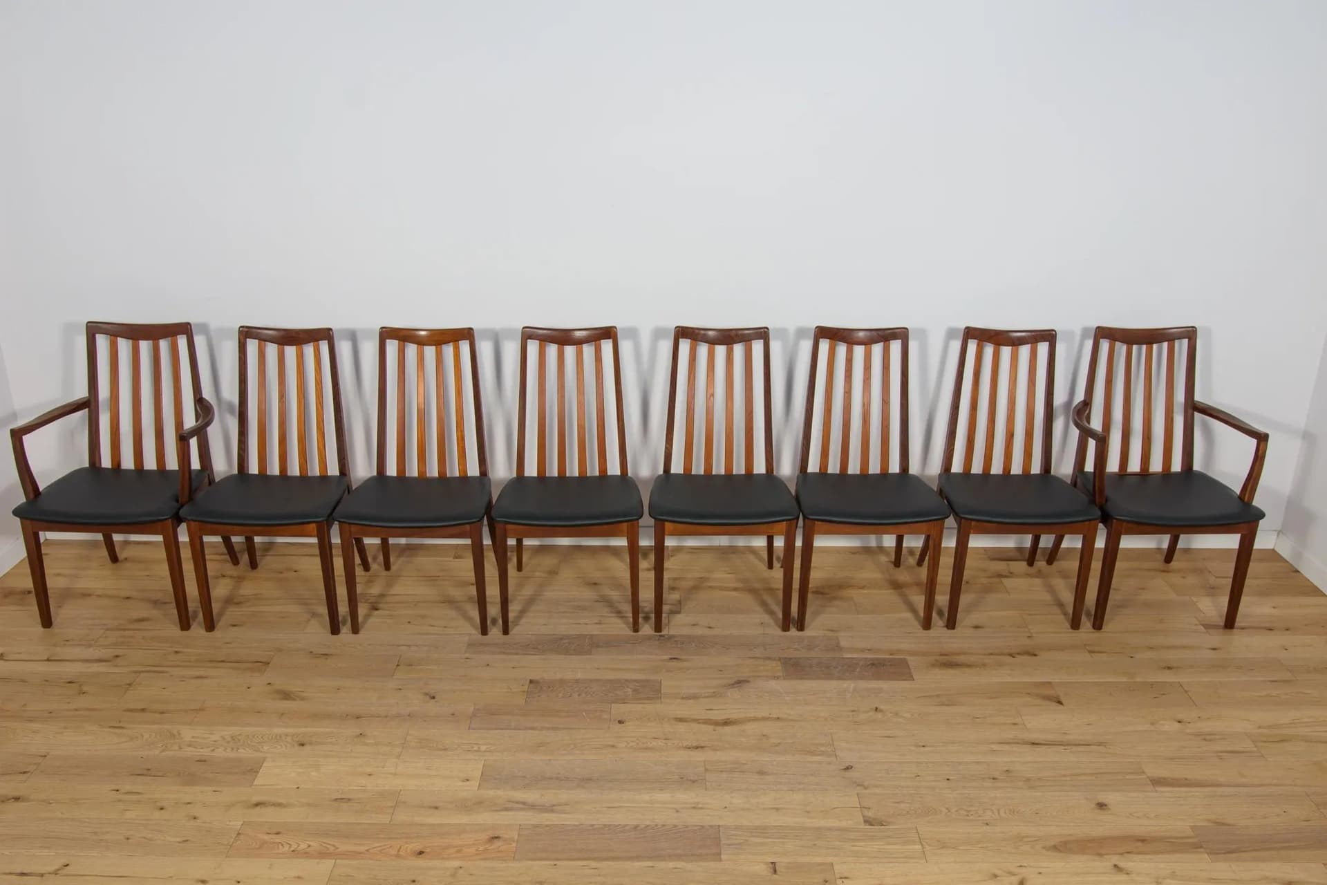 Komplet sześciu krzeseł i dwóch foteli, teak brązowy, skóra czarna, proj. L. Dandy, G-Plan, Wielka Brytania, lata 60. - 75094