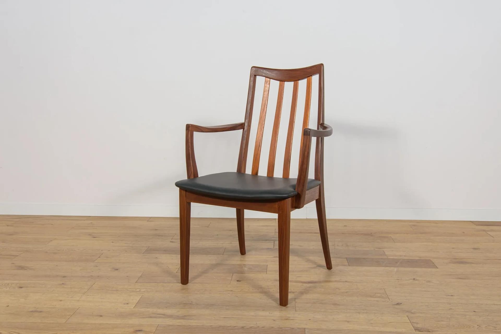 Komplet sześciu krzeseł i dwóch foteli, teak brązowy, skóra czarna, proj. L. Dandy, G-Plan, Wielka Brytania, lata 60. - 75099