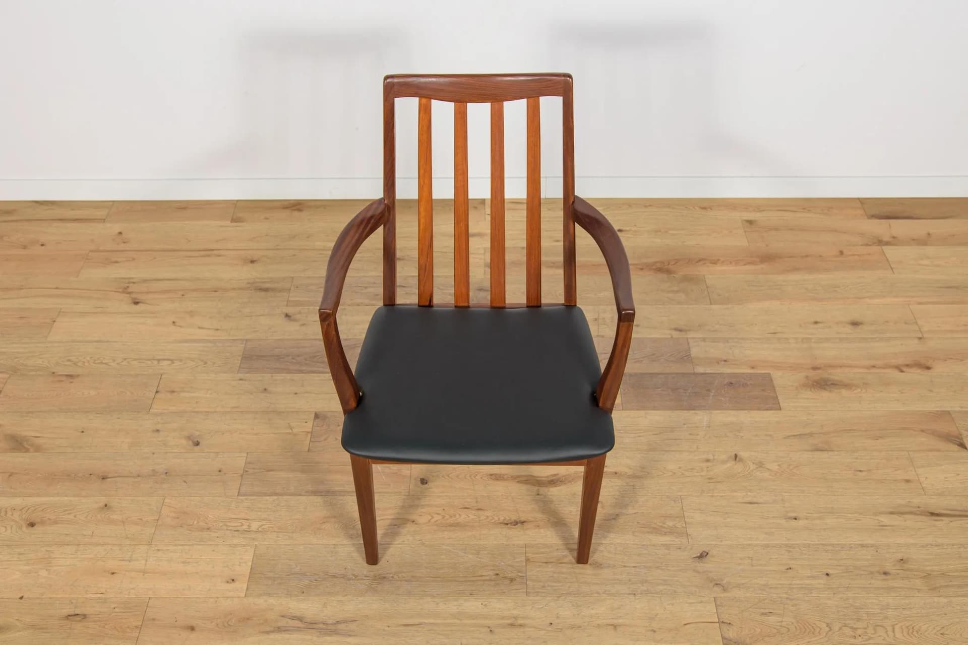 Komplet sześciu krzeseł i dwóch foteli, teak brązowy, skóra czarna, proj. L. Dandy, G-Plan, Wielka Brytania, lata 60. - 75100