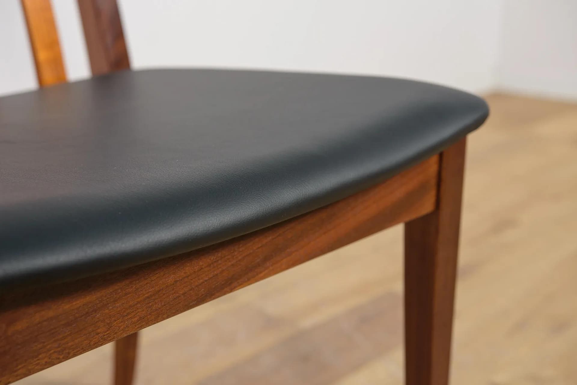 Komplet sześciu krzeseł i dwóch foteli, teak brązowy, skóra czarna, proj. L. Dandy, G-Plan, Wielka Brytania, lata 60. - 75096