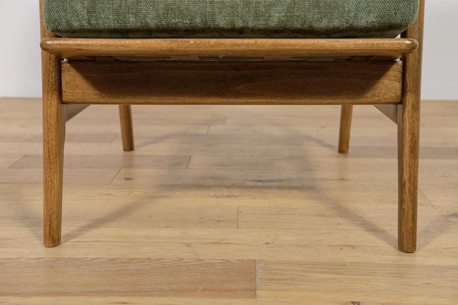 Fotel 300-139, beech brązowy, tkanina zielona, Swarzędzka Fabryka Mebli, Polska, lata 60. - 75070