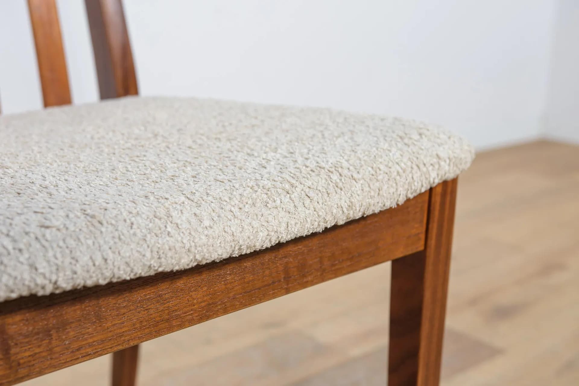 Komplet czterech krzeseł, teak jasnobrązowy, boucle kremowy, proj. L. Dandy, G-Plan, Wielka Brytania, lata 60. - 75054