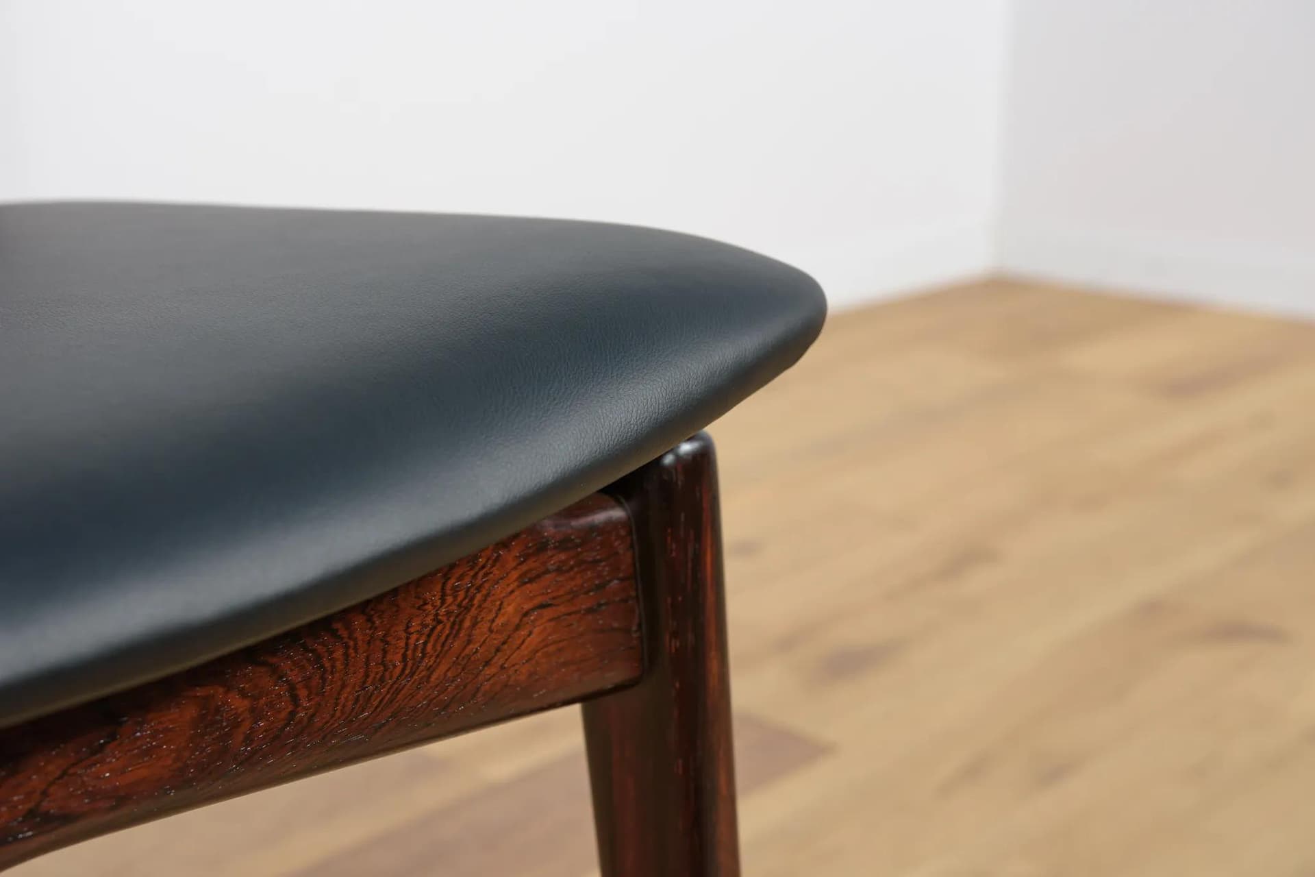 Komplet czterech krzeseł, palisander ciemnobrązowy, skóra naturalna czarna, proj. H. P. Hansen, Dania, lata 60. - 74986