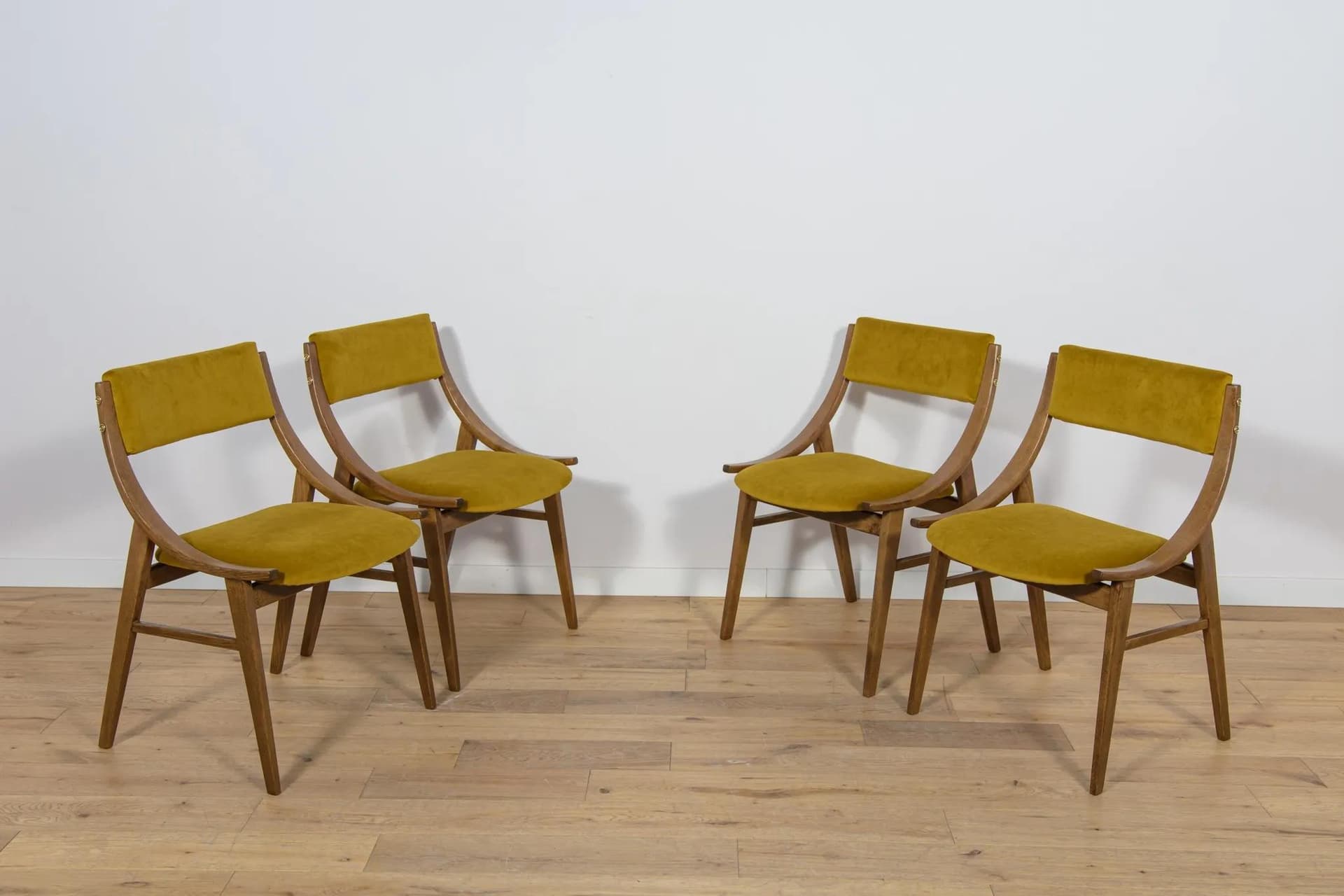 Komplet czterech krzeseł Skoczek, orzech, velvet musztardowy, Zamojskie Fabryki Mebli, Polska, lata 70. - 74956