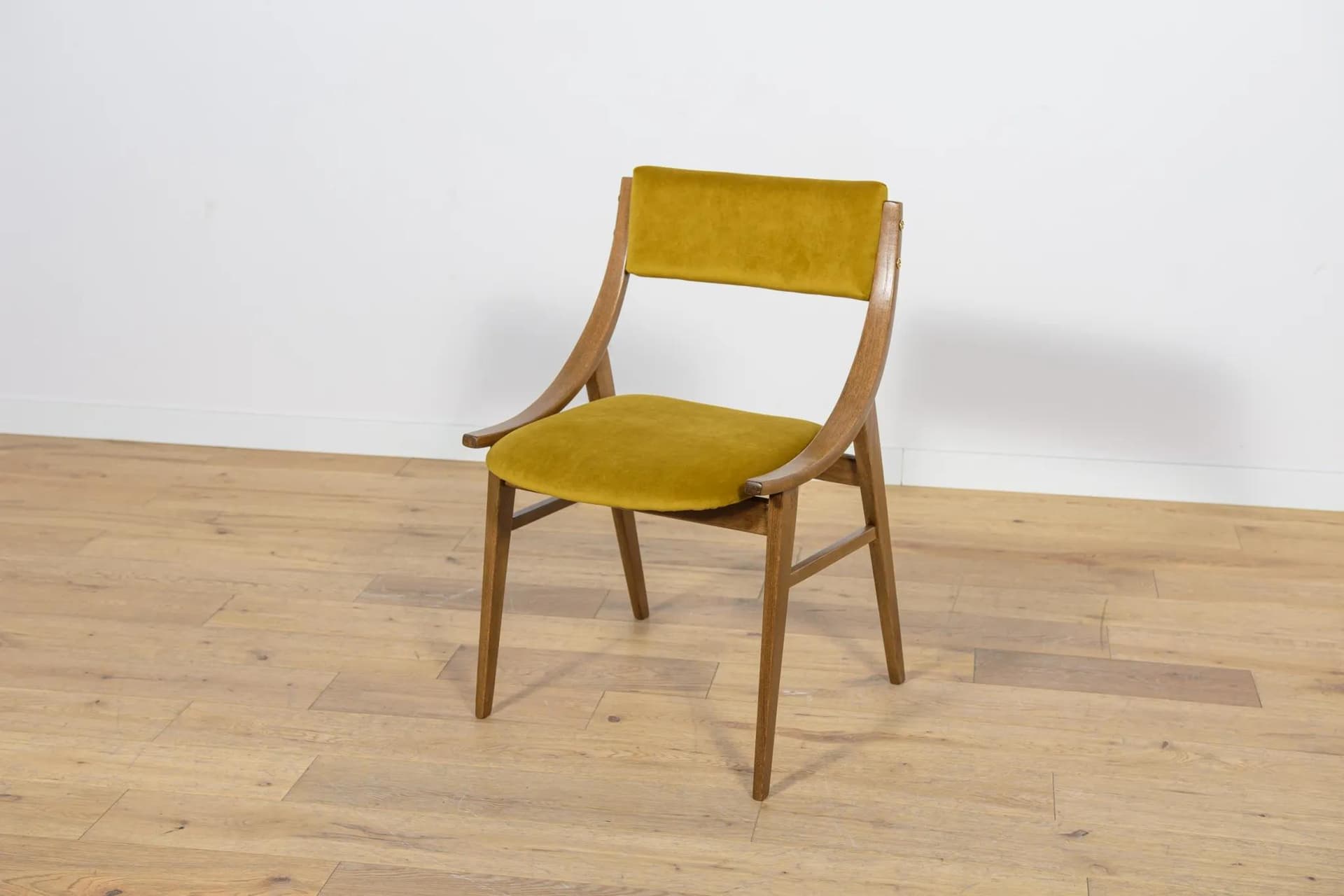 Komplet czterech krzeseł Skoczek, orzech, velvet musztardowy, Zamojskie Fabryki Mebli, Polska, lata 70. - 74950