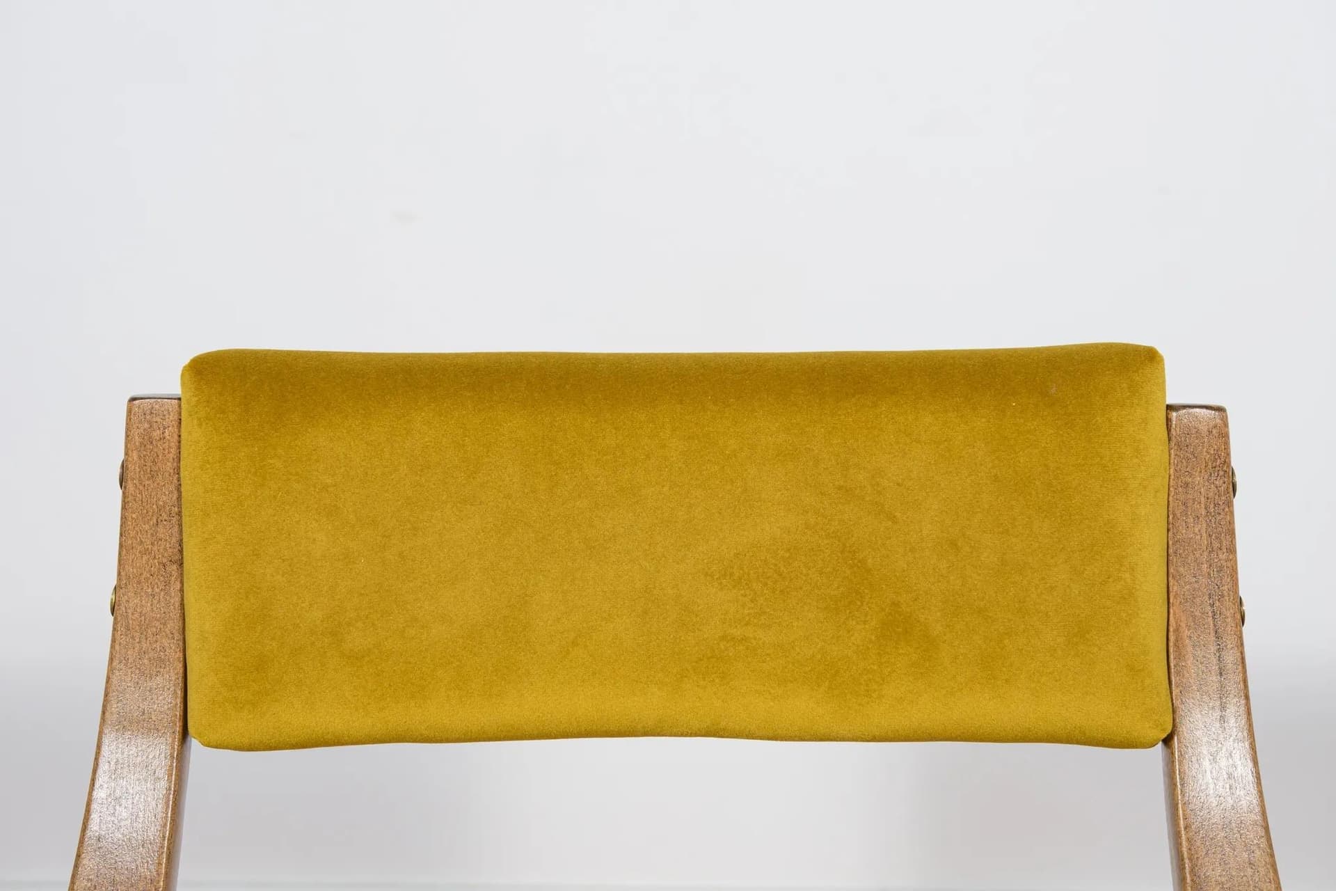 Komplet czterech krzeseł Skoczek, orzech, velvet musztardowy, Zamojskie Fabryki Mebli, Polska, lata 70. - 74955