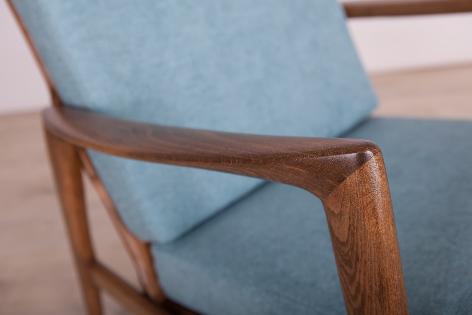 Para foteli 300-139, buk orzechowy, tkanina niebieska, Swarzędzka Fabryka Mebli, Polska, lata 60. - 74940